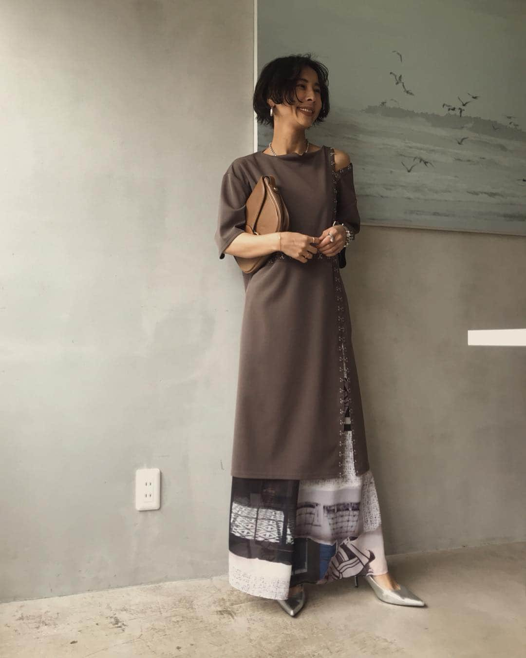 黒石奈央子さんのインスタグラム写真 - (黒石奈央子Instagram)「あめりふく。 . HOOK & I SLIT DRESS ¥13800+tax 3/22 GEOMETRY ART PT ¥17500+tax 3/22 ヘビロテ決定な鍵ホックチュニック😍要所要所に鍵ホックが着いてて好きな箇所を開けられる！裾を開けて柄のパンツを見せたり肩を開けて抜け感コーデ✌️ パンツはNYで撮りおろしたフォトプリント柄！ くるみボタンがポイントです！ .  詳細はウェブストアのcomingsoonにて .  @ameri_shinjuku @amerivintage @ameri_daikanyama #ameri#amerivintage #fashion #coordinate#ootd#outfit#osanposnap #705_outfit #大人ファッション #大人コーディネート #大人スタイル #modestyle #modefashion#modecasual」3月19日 18時07分 - blackstone705