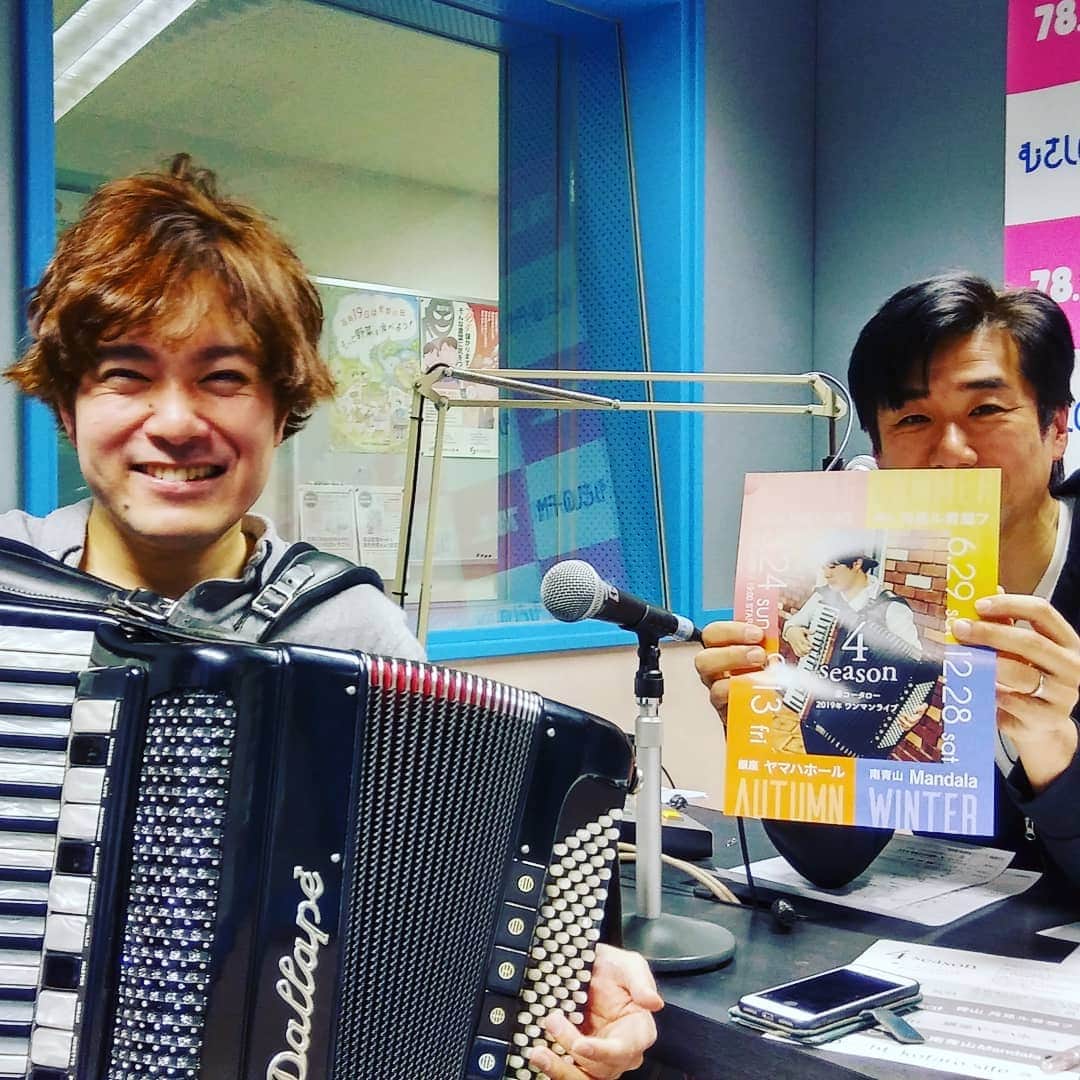 のインスタグラム：「アコーディオン、初めて目の前で聴いて感激＼(^^)／ 24(日)に吉祥寺Star Pines Cafeでライブ🎵  #秦コータロー #アコーディオン #吉祥寺 #むさしのfm」
