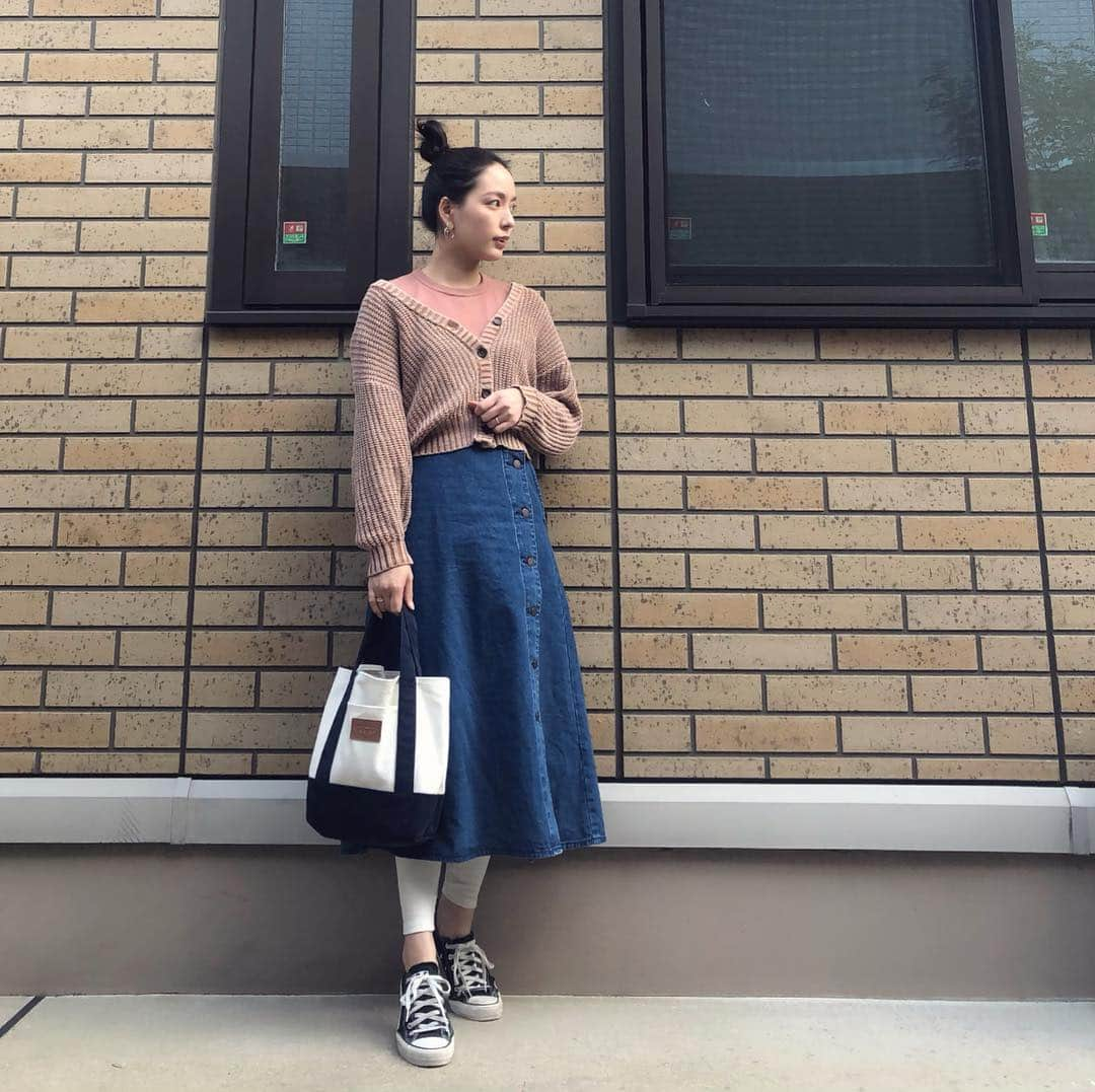 lily112988さんのインスタグラム写真 - (lily112988Instagram)「: #outfit . . 修了式に向けて お手紙や製作ラストスパート 昨日気付いたら朝だった……☀︎ 折り紙折りすぎて 指紋無くなってキーターꉂ( ᵔ̴̶̤᷄∇⃚⃘⃙̮ ᵔ̴̶̤᷅ )w . . tops @uniqlo #クルーネックt cardigan @fillil_official (00010009-818332102959) skirt @gu_for_all_ #デニムサイドボタンロングスカート leggings @oeil_official_ . . 激安になってたGUのスカート 素足にしようと思ったけど 足がレギンスに慣れすぎて 無理だった🤢 . ユニクロユーのクルーネックT このbrownお気に入り♡ 脇汗の時期まで☜ 着倒そ( ¯﹀¯ )♬❤︎ : : : #トップス #フィリル #mamagirl #ママ読モ #読モ #ママモデル #モデル #プチプラ高見えコーデ #cocoromii #おしゃれさんと繋がりたい #ママコーデ #大人カジュアル #撮影依頼受付中 #サロモ #サロンモデル #cbk #gu_for_all #gu #uniqlo #uniqloginza #uniqloginza2019ss #uniqlou #ユニクロユー #アパレルモデル #ポートレート #ポートレートしま専科」3月19日 18時14分 - lily112988