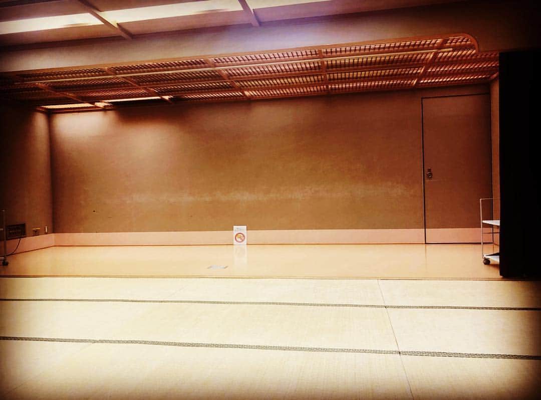 福田ゆみさんのインスタグラム写真 - (福田ゆみInstagram)「日舞のお稽古。 明日上げ浚い。上手く出来るかなー。 ちょいと緊張しそう。  #藤娘 #日本舞踊  #畳」3月19日 18時15分 - yumifukuda0511