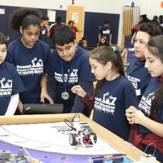 Panasonicさんのインスタグラム写真 - (PanasonicInstagram)「What does a future innovator look like? Swipe ⬅️ to see Newark Public School students during their March #Robotics Madness program. We know by investing in students’ access to #STEM, you can change the course of a student’s life. When students choose STEM-related paths, they develop lifelong skills in #teamwork, #leadership, and #communication. #PanasonicCares #NewarkPublicSchools #njstemmonth #CSR #Newark」3月20日 3時45分 - panasonic