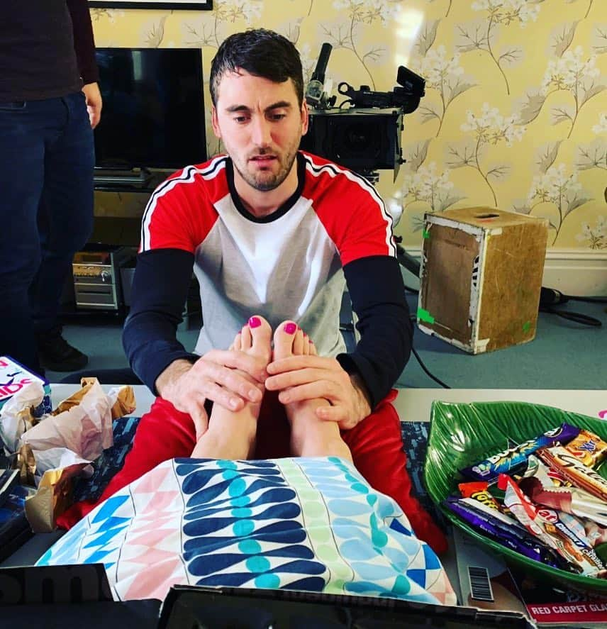 ニッキー・サンダーソンさんのインスタグラム写真 - (ニッキー・サンダーソンInstagram)「I think Damon enjoyed rubbing Maxine’s feet more than Jacob did 😂  #hollyoaks #hollyoaksbehindthescenes #footrub #onscreenboyfriend #filming #tv #chanel4 #feet #camera #photo」3月20日 3時38分 - niknaksanderson