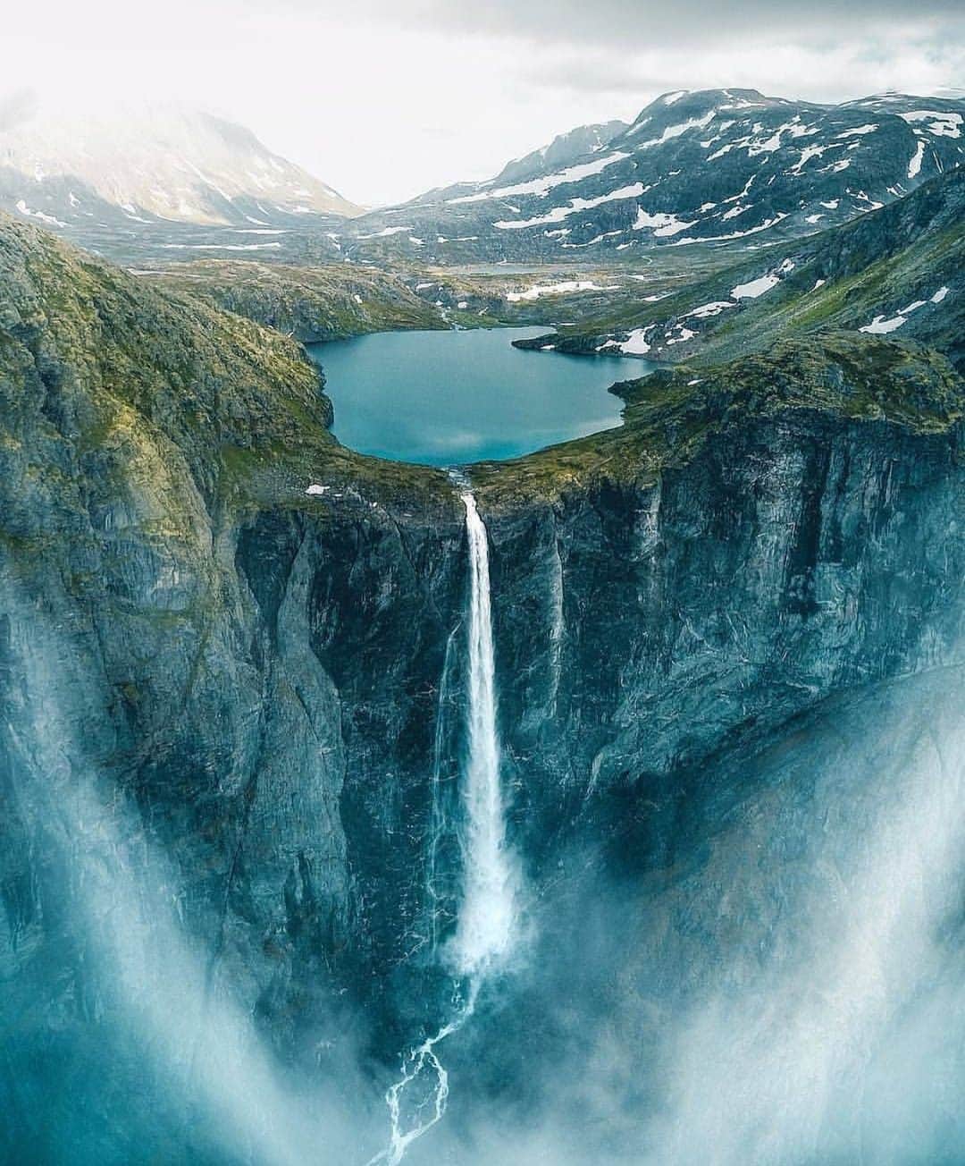 Awesome Wonderful Natureさんのインスタグラム写真 - (Awesome Wonderful NatureInstagram)「Mardalsfossen, Norway Photo by @skeye_photo  #fantastic_earth」3月20日 3時43分 - fantastic_earth