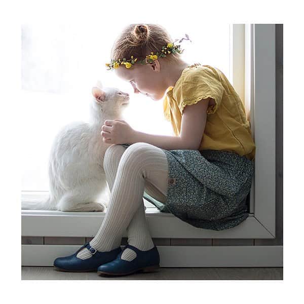 コレジアンのインスタグラム：「Collégien has been able to value its know-how to create the ultimate socks and tights. Since 2010 our looms have relentlessly been knitting high-quality socks for children and adults (from 18 to 47) and tights for the younger ones (newborn to 14 yrs). They have become an essential accessory to create perfect outfits. Lurex, cashmere, jacquard, Collégien likes to vary yarns and knitting techniques, regularly launching capsule collections. 👏😍 . Our tights are so soft and comfortable that children can't do without them! 🤗 Parents can feel reassured, because our tights are crafted with the highest quality yarns. Our range of unique 26 colours is updated every season to be on-trend! 🤩 . . So what are you waiting for? Let us know if you like them and which colours are your faves! ❤️ . . 🇫🇷 Collégien a su mettre en valeur tout son savoir-faire pour créer le « must » de la chaussette et du collant. C’est donc depuis 2010 que nos machines tricotent sans relâche des chaussettes de qualité pour les petits et les grands (du 18 au 47) ainsi que des collants pour les plus jeunes (naissance à 14 ans). Les 26 coloris originaux et variés en font l’accessoire indispensable qui finira chaque tenue. Lurex, cachemire, jacquard, Collégien s’amuse des matières et des techniques de tricotage, c’est pourquoi régulièrement des collections capsules voient le jour. 👏😍 . . Si doux et si confortables, les enfants raffolent de la douceur exceptionnelle de nos collants ! 🤗 Tout ceci grâce à une sélection unique des matières, un procédé de teinture artisanal, et la maîtrise d'un savoir-faire depuis plusieurs générations ! Tout autant de valeurs sûres pour les parents, pour qui les collants sont gages de grande qualité ! 26 coloris, uniques, qui sont renouvelés chaque saison ! 🤩 . . Alors, qu'attendez-vous pour succomber ? Dites-nous ce que vous aimez ! ❤️ . . . Picture by @braakmaker 😘😘 . . . #collegien #колготки #instakids #igkids #kidswear #madeinfrance #tights #ribbedtights #fashionkids #strømpebukse #cat #catslover #extrasoft #besttightsever #barneklær #douxagneaux #hues」