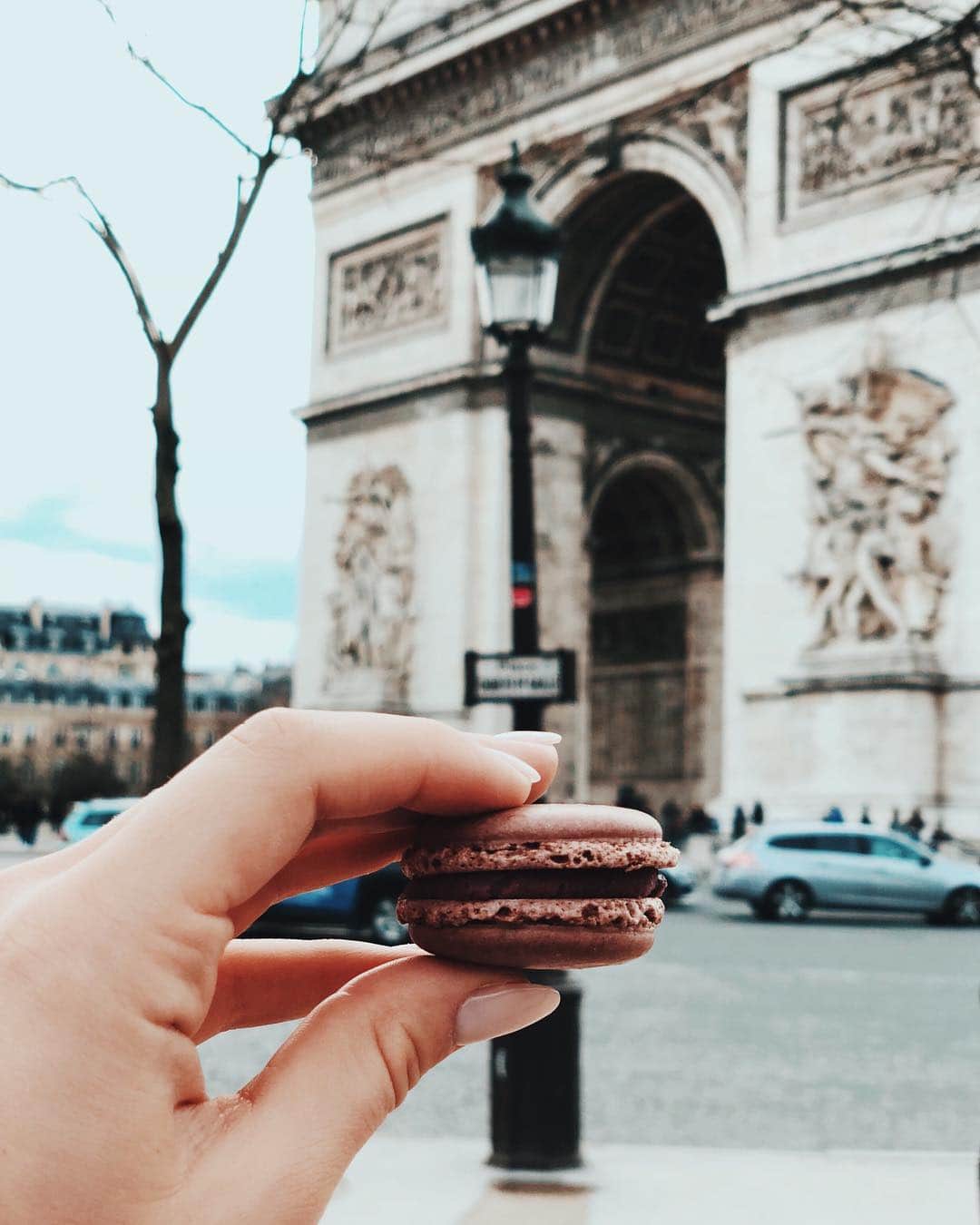 AIR CANADAさんのインスタグラム写真 - (AIR CANADAInstagram)「Tomorrow is #MacaronDay! If you're flying overnight straight to Paris, you can make it time to have macarons for breakfast! #justsaying 📷@EatsRepeats . . Demain, c’est la journée des macarons! Si vous prenez un vol de nuit, vous arriverez à temps pour en manger au petit-déjeuner. Pourquoi pas? 📷@EatsRepeats」3月20日 3時45分 - aircanada