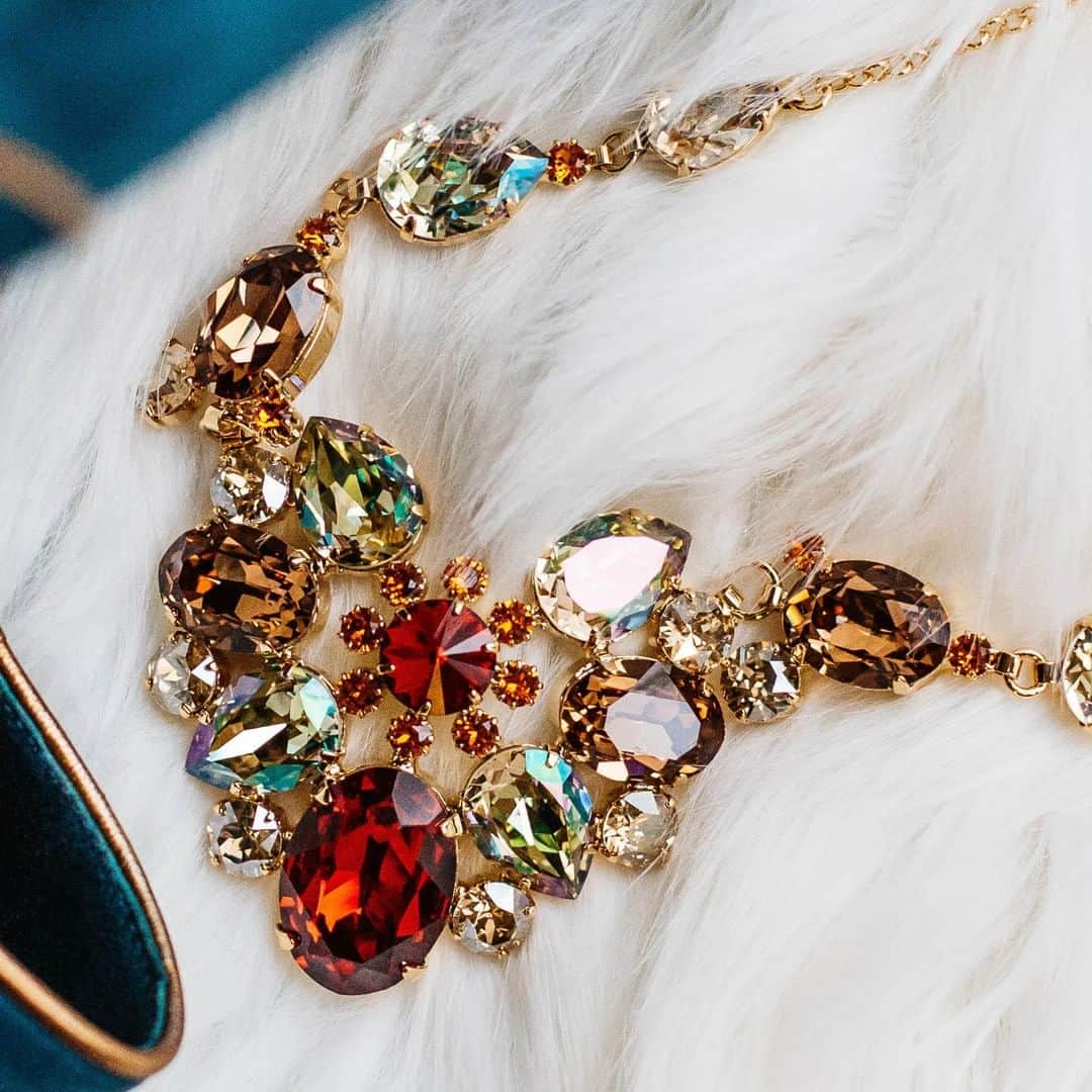ロドリゴ ニューヨーク バイ ロドリゴ オタズさんのインスタグラム写真 - (ロドリゴ ニューヨーク バイ ロドリゴ オタズInstagram)「NEW! 😍 A big like for the Saturnalia Necklace. How would you wear this statement necklace? Tap for details.  #otazu #rodrigootazu #otazujewelry #wintercollection #designjewelry #swarovskicrystals #makeastatement #statementnecklace」3月20日 3時47分 - otazujewelry