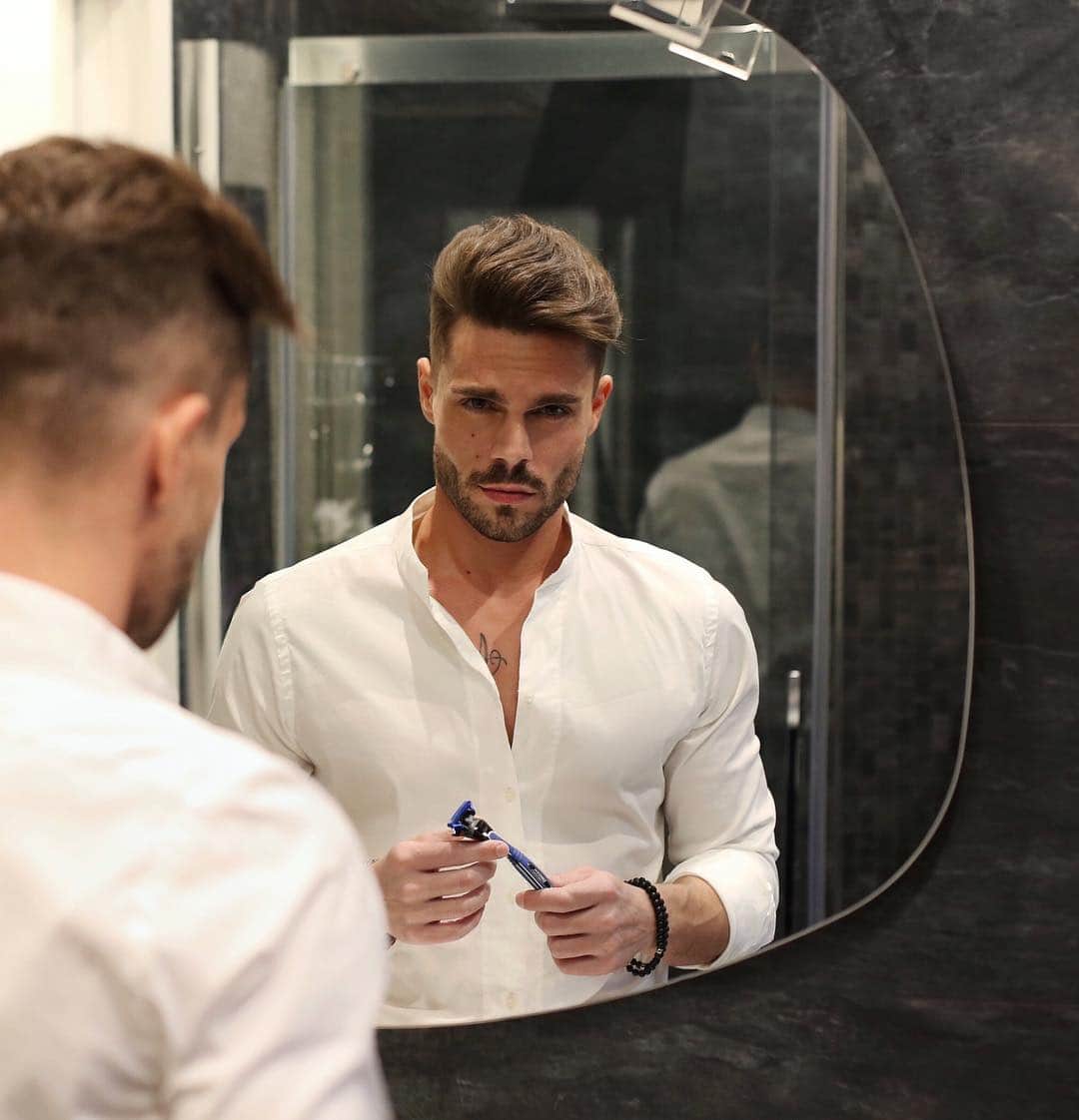 Stefano Trattoのインスタグラム：「Going out 😎! Have a nice evening!  Ma prima una sistemata veloce alla barba con @wilkinson_sword_italia ! #ad #wilkinsonsword #hydroconnect5 #idratazione #compatibilità #precisione  #morbidezza」
