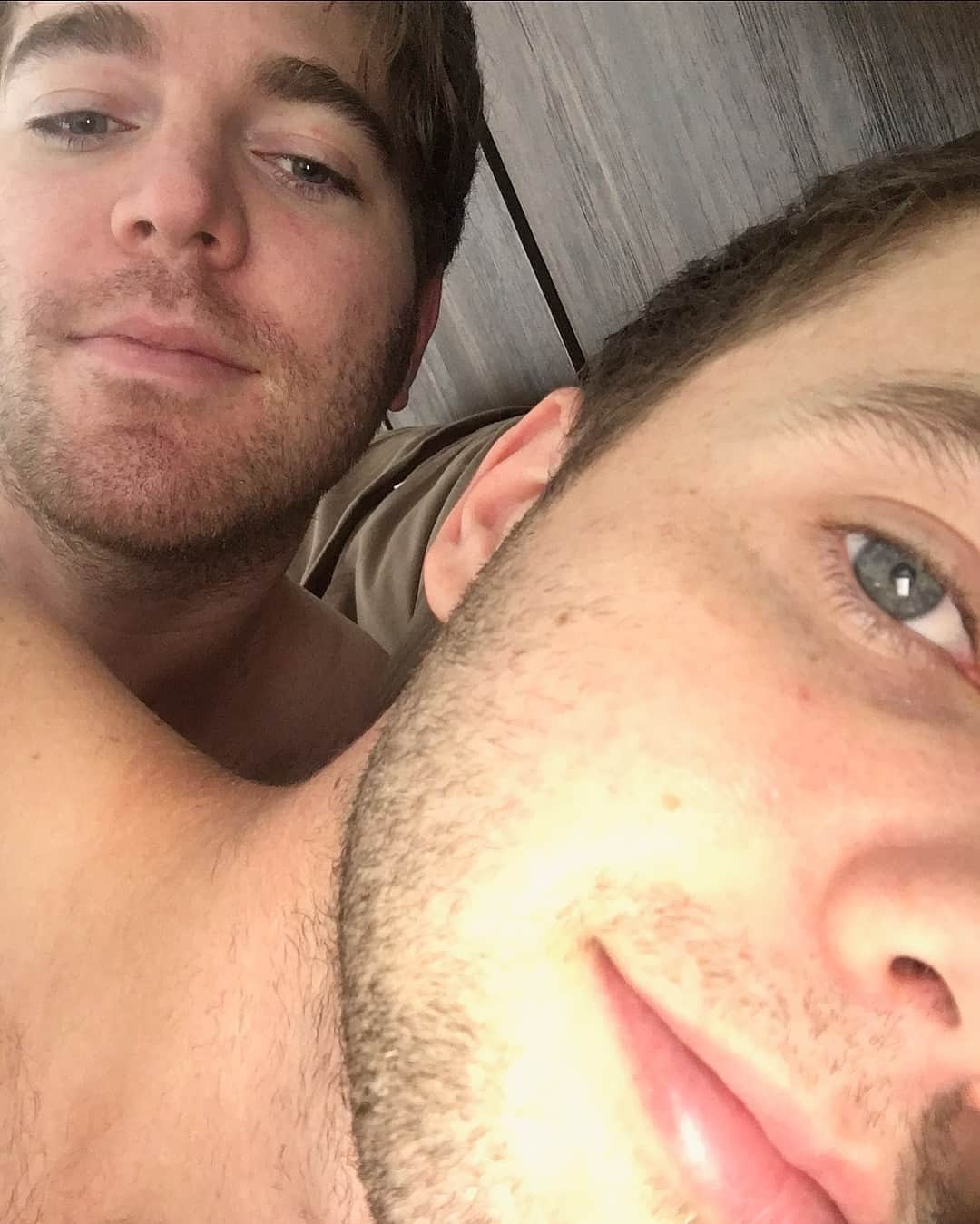 シェーン・ドーソンのインスタグラム：「Ryland, thank you for making the last 3 years the happiest time of my life. Thank you for sleeping next to me even though i sweat through the sheets. Thank you for making me smile and reminding me how loved I am in real life even when I’m being cancelled online. Thank you for letting me cover you in fake tattoos and wigs for videos and sometimes just for a fun saturday night. Thank you for loving me unconditionally and reminding me everyday that i should love myself too. I thank the universe everyday for bringing you into my life and I can’t wait to start a future with you and start every day thinking about how lucky I am. I love you more than i can ever even explain in words. -Shane ❤️:,)」