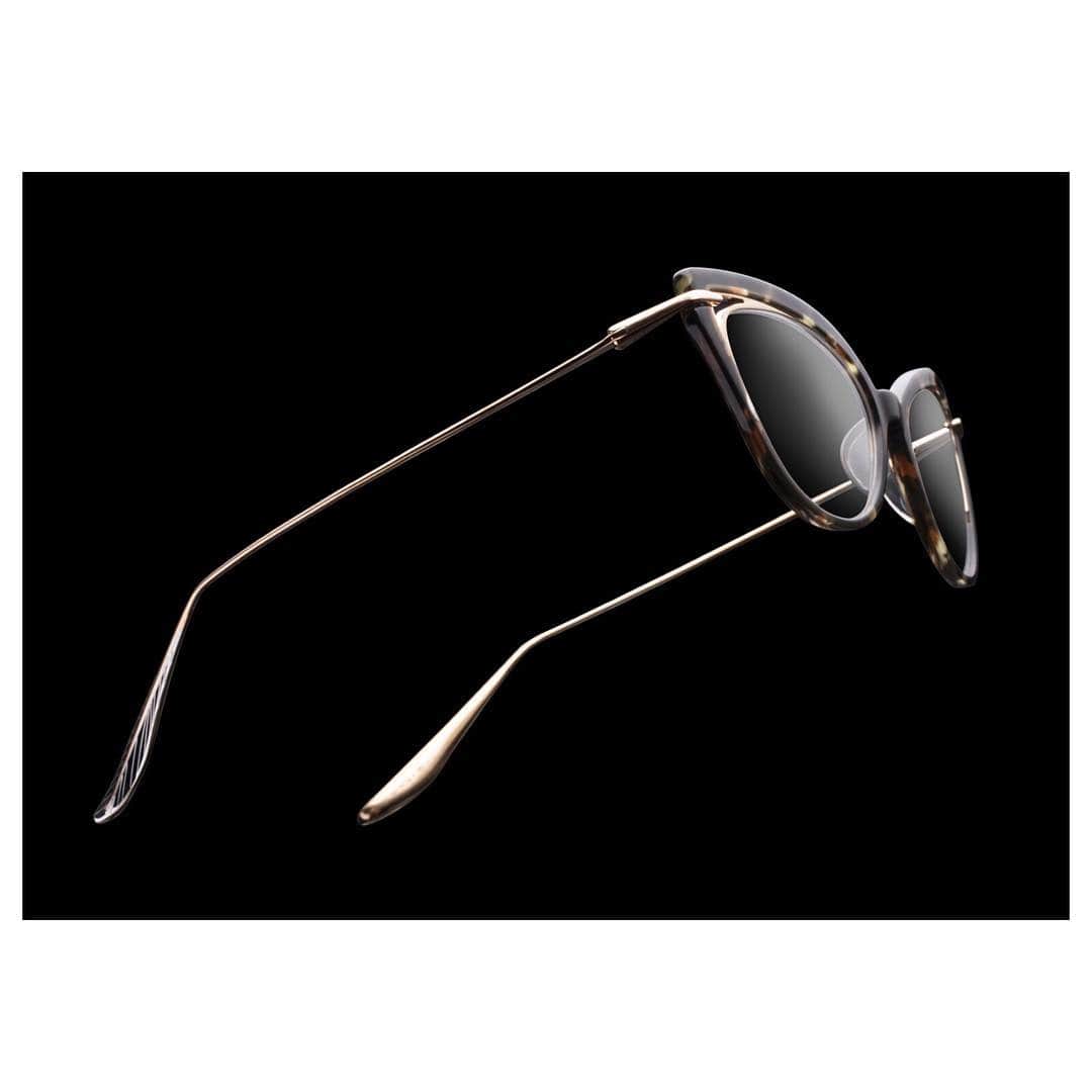 ディタのインスタグラム：「Introducing the DITA Artcal featuring our feather temple tips. A beautiful combination of titanimum and acetate in a timeless cat-eye. #DITAeyewear #DITAoptical」