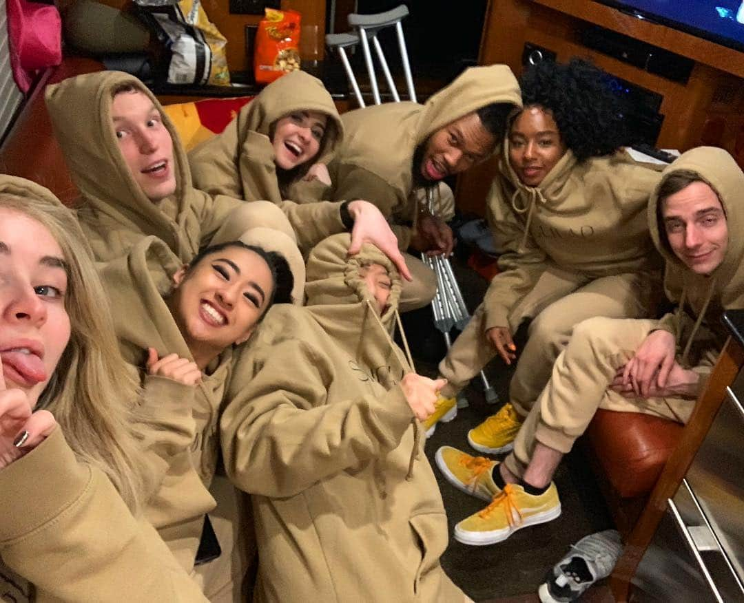 サブリナ・カーペンターさんのインスタグラム写真 - (サブリナ・カーペンターInstagram)「tracksuit night on da singular tour w the most precious kids in the world  plz zoom in on caleb」3月20日 4時10分 - sabrinacarpenter