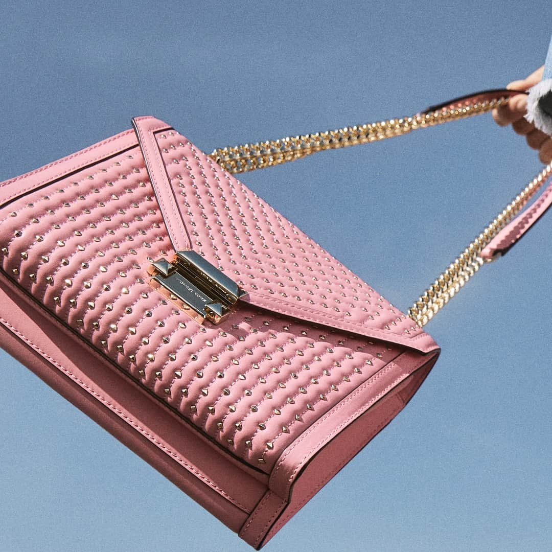 マイケルコースさんのインスタグラム写真 - (マイケルコースInstagram)「Spring style is in the bag.  In the US? Buy this Whitney bag in just a few clicks right here on Instagram! Head to our Story to learn more. #MichaelKors」3月20日 4時06分 - michaelkors