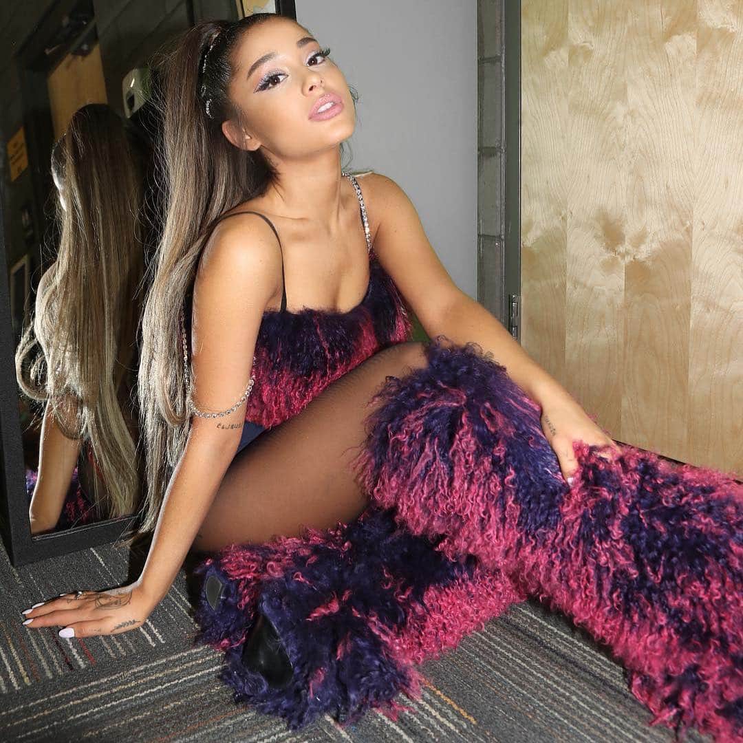ELLE Magazineさんのインスタグラム写真 - (ELLE MagazineInstagram)「#ArianaGrande kicked off her Sweetener World Tour last night with 7 costume changes, a Mac Miller tribute, and of course, high ponytails paired with knee-high boots. Link in bio for the full recap. #regram @alfredoflores ☁️🖤」3月20日 4時22分 - elleusa