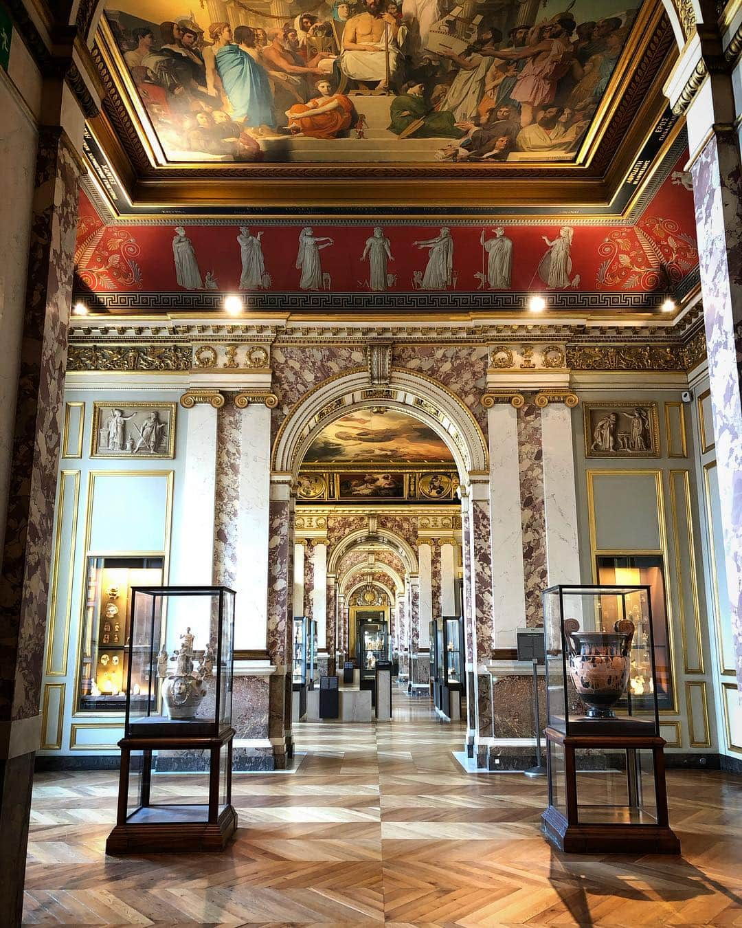 ルーブル美術館さんのインスタグラム写真 - (ルーブル美術館Instagram)「. 🇫🇷 Mardi, c’est #JourDeFermeture au musée du Louvre ! 👀 Connaissez-vous le Musée Charles X ? Au calme le temps d’une journée, ces 8 salles consacrées aux antiquités égyptiennes et gréco-romaines se préparent à vous accueillir de nouveau dès demain ! 🤗 - 🌎 Tuesday, it’s #ClosingDay at the Louvre! 👀 Do you know The Charles X museum? Peaceful for one day, these 8 rooms dedicated to Egyptian and Greco-Roman antiquities are ready to welcome you again from tomorrow! 🤗 - 📷©️Musée du Louvre / Maëlys Feunteun . . . #emptylouvre #museedulouvre #louvre #louvremuseum #charlesX」3月20日 4時37分 - museelouvre