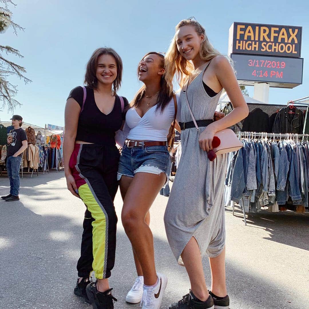 Nia Sioux Frazierさんのインスタグラム写真 - (Nia Sioux FrazierInstagram)「Sunny days in LA ☀️Tag your shopping buddies below⬇️」3月20日 4時40分 - niasioux
