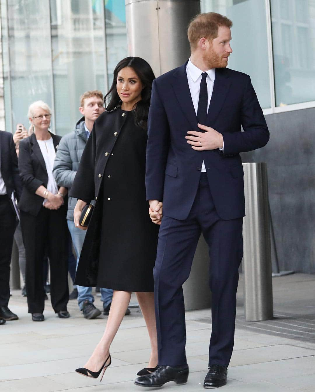 Just Jaredさんのインスタグラム写真 - (Just JaredInstagram)「Meghan Markle and Prince Harry make an unplanned appearance to pay their respects to those who lost their lives during the shooting at the mosque in New Zealand.  #MeghanMarkle #PrinceHarry Photos: Wenn」3月20日 4時40分 - justjared