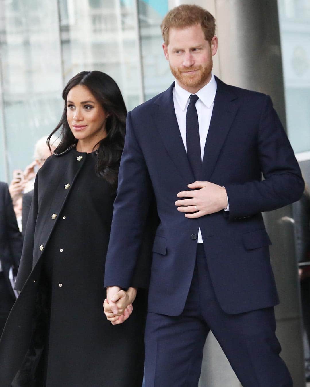 Just Jaredさんのインスタグラム写真 - (Just JaredInstagram)「Meghan Markle and Prince Harry make an unplanned appearance to pay their respects to those who lost their lives during the shooting at the mosque in New Zealand.  #MeghanMarkle #PrinceHarry Photos: Wenn」3月20日 4時40分 - justjared