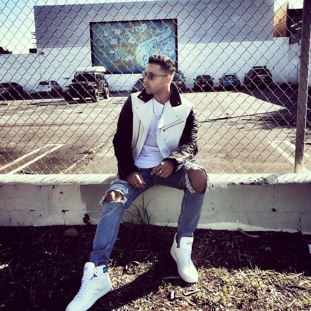 ジェイ・ショーンさんのインスタグラム写真 - (ジェイ・ショーンInstagram)「I have a new song out. It’s called “With You” Feat #guccimane And #Asiandoll Also, here’s a pic of me sittin on a wall in LA.」3月20日 4時47分 - jaysean