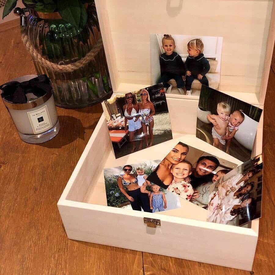 ビリー・フェアーズさんのインスタグラム写真 - (ビリー・フェアーズInstagram)「How lovely is this memory box from @GettingPersonal ... Perfect for Mother’s Day! Mum loves saving our photos and keepsakes ❤ Use code BILLIE10 for 10% off their site! #MothersDay #Memories #Gifts #Ad #Personalised」3月20日 4時48分 - billieshepherdofficial