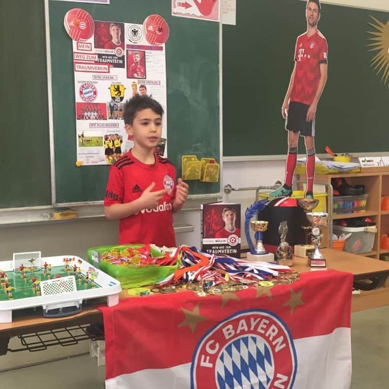 トーマス・ミュラーのインスタグラム：「Mein kleiner Fan Asim aus der 2a der Volksschule Schrebergasse in Wien hat ein Referat über mich in seiner Klasse vorgetragen. Das ist bärenstark, Asim 👏👍🏼 Ich hab mich sehr über deinen Brief gefreut und hoffe, dass du für dein Referat eine gute Note bekommst 😀 #esmuellert #thomasmüller #schule #kinderbuch #fcbayern」