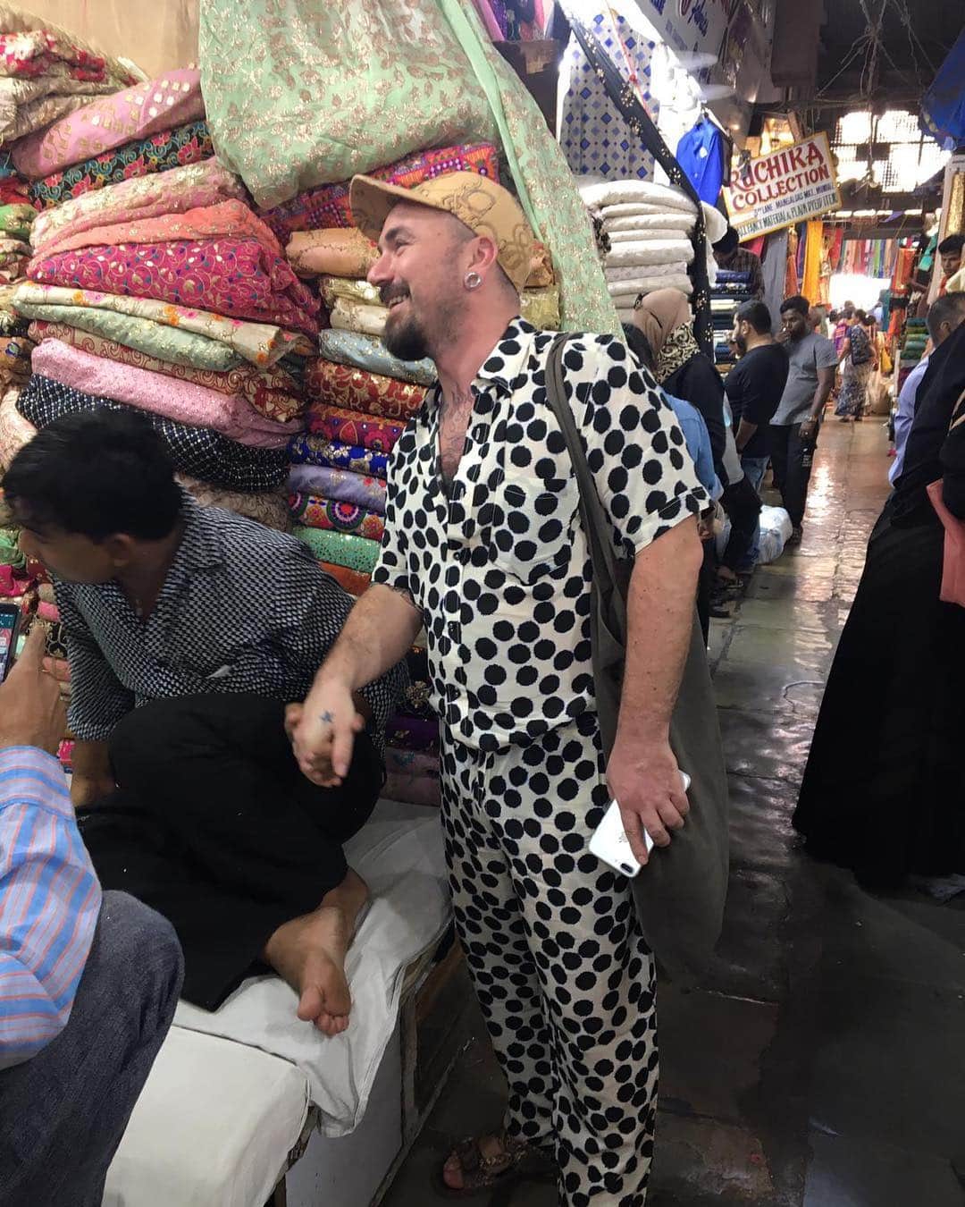 ジャンポールレスパナールのインスタグラム：「. First day at mangaldas fabric market meeting my friends. I am so happy to be back! ♥️ @extra__ordinaire project is officially on! #ilovemumbai #extra_ordinaire」