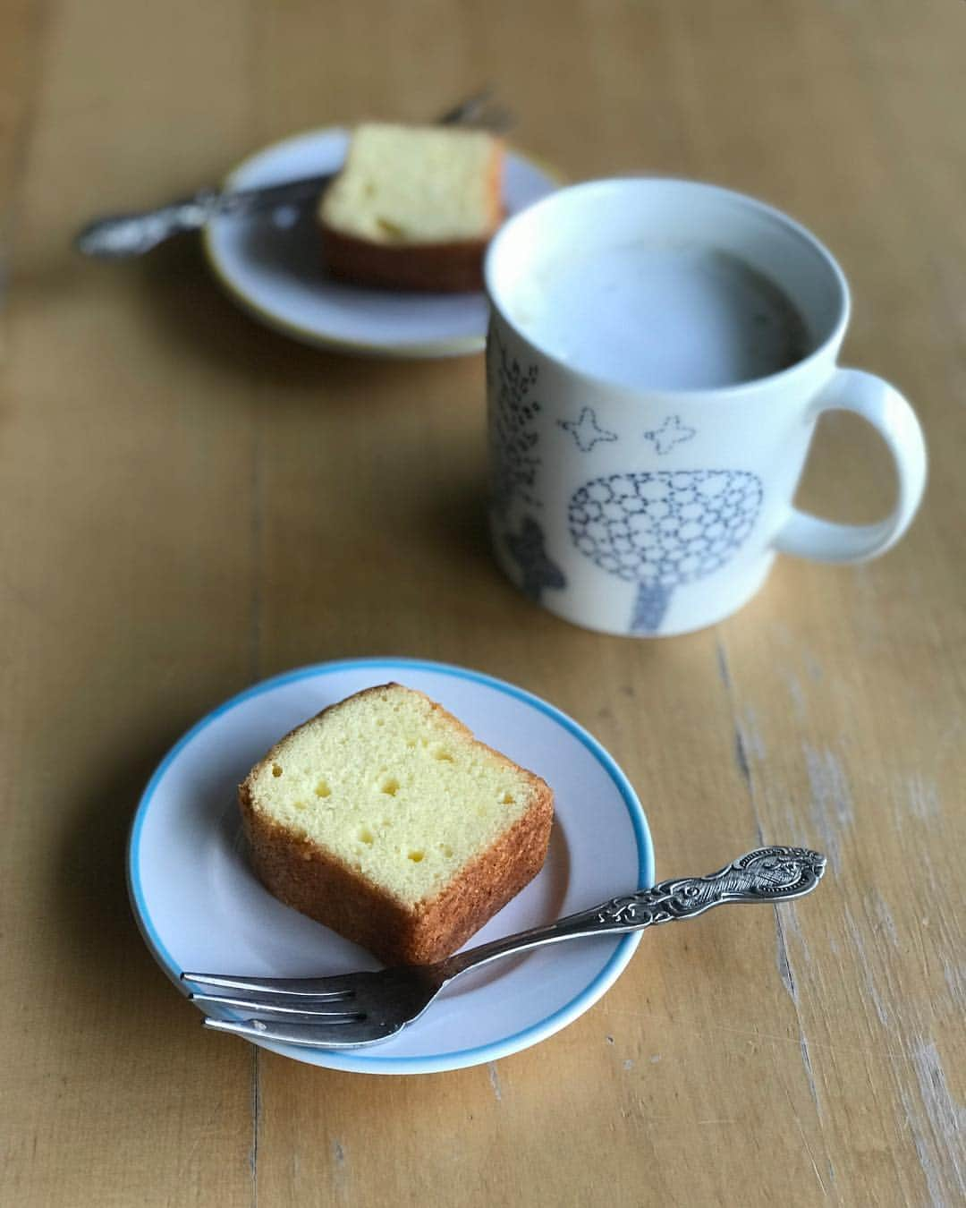 福田淳子さんのインスタグラム写真 - (福田淳子Instagram)「今日は撮影でした。撮影世界では夏も近い感じです。朝のおやつはのりちゃん @pointje のバニラパウンドケーキ。定番お菓子はやっぱりおいしいなー。まかないはエスニック。アシスタントの葉月さん @hazu_kitchen がヤムウムセンとイカとセロリとの炒めもの作ってくれました。葉月さんが釣りにハマっていて（しかもガチです。 @hazukichi008 ）釣り仲間にもらったヤリイカなんです。どっちもとーってもおいしかった。パクチー山盛り💚私はグリーンカレーを。  今は何人かの人にアシスタントをお願いしています。みんなプロとして独立していてなかなか個性豊かなチームです。今日は準備しつつ最近の近況をきいてそれぞれ頑張っていてなんだかうれしい気持ちになりました。  今日は前半戦は「出たとこ勝負！」みたいなお大事だったのですが、優秀なスタッフの皆さんのおかげであっという間に撮影が終わってびっくり。今日も楽しい撮影でした。  #今日のまかない #まかない番長 #グリーンカレー #ヤムウムセン #パクチー愛 #パクチーlove #ごはん山盛りすぎる  #朝のおやつ #バニラパウンドケーキ」3月19日 20時03分 - junjunfukuda