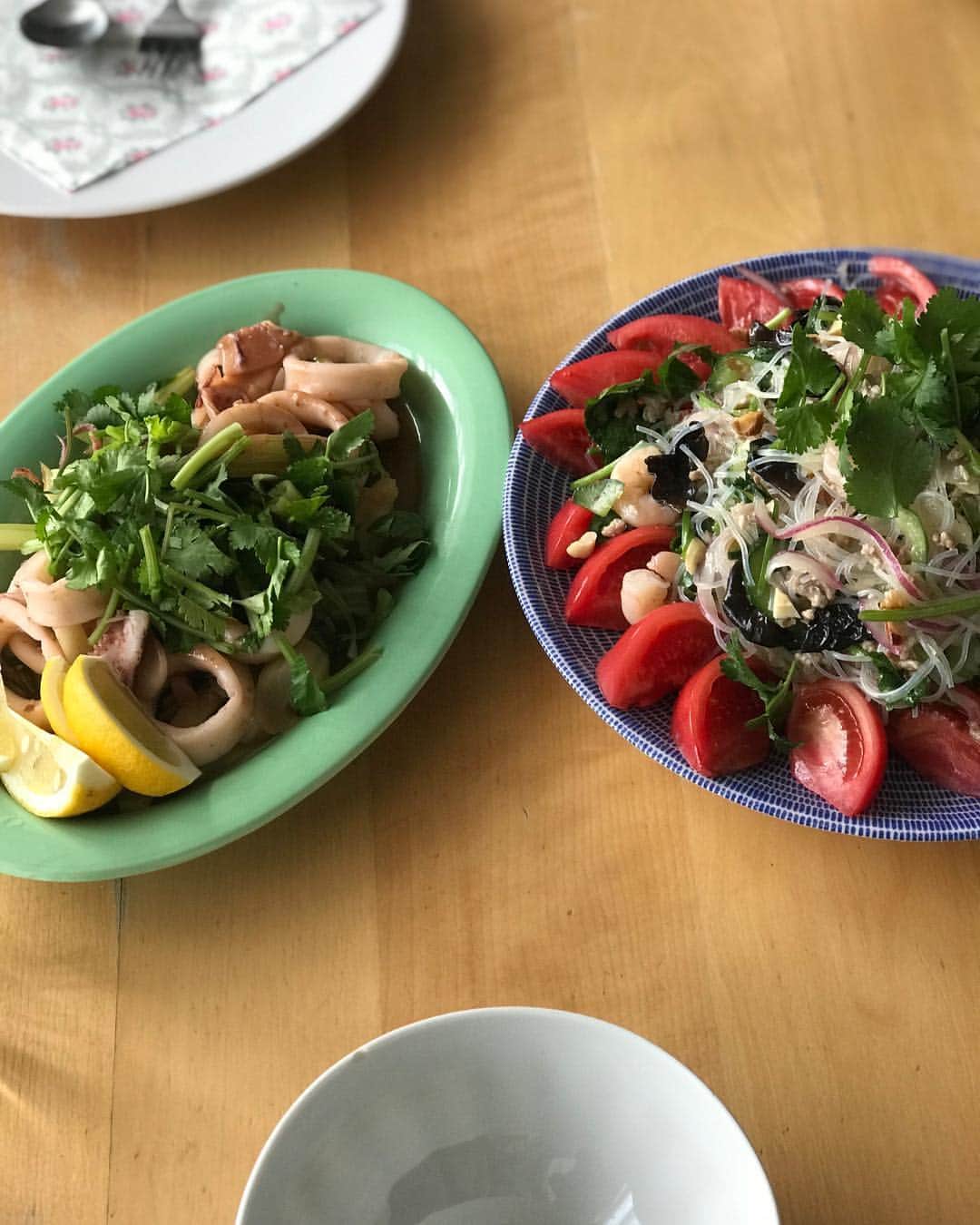 福田淳子さんのインスタグラム写真 - (福田淳子Instagram)「今日は撮影でした。撮影世界では夏も近い感じです。朝のおやつはのりちゃん @pointje のバニラパウンドケーキ。定番お菓子はやっぱりおいしいなー。まかないはエスニック。アシスタントの葉月さん @hazu_kitchen がヤムウムセンとイカとセロリとの炒めもの作ってくれました。葉月さんが釣りにハマっていて（しかもガチです。 @hazukichi008 ）釣り仲間にもらったヤリイカなんです。どっちもとーってもおいしかった。パクチー山盛り💚私はグリーンカレーを。  今は何人かの人にアシスタントをお願いしています。みんなプロとして独立していてなかなか個性豊かなチームです。今日は準備しつつ最近の近況をきいてそれぞれ頑張っていてなんだかうれしい気持ちになりました。  今日は前半戦は「出たとこ勝負！」みたいなお大事だったのですが、優秀なスタッフの皆さんのおかげであっという間に撮影が終わってびっくり。今日も楽しい撮影でした。  #今日のまかない #まかない番長 #グリーンカレー #ヤムウムセン #パクチー愛 #パクチーlove #ごはん山盛りすぎる  #朝のおやつ #バニラパウンドケーキ」3月19日 20時03分 - junjunfukuda