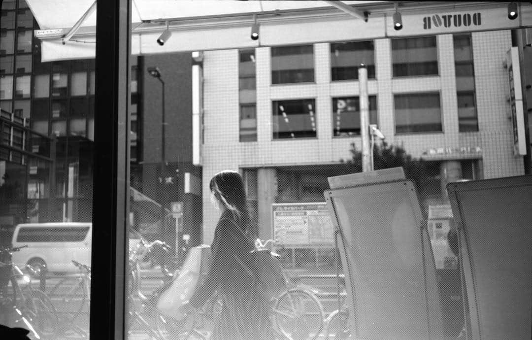 のインスタグラム：「スナップ  #大阪 #フィルムカメラ #barnackleicadii #summaron35mmf35  #acros100  #自家現像」