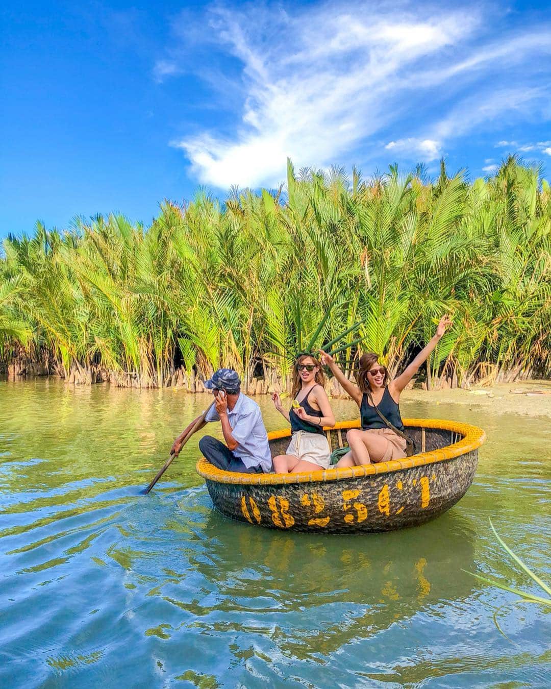 吉田夏海さんのインスタグラム写真 - (吉田夏海Instagram)「📍Vietnam,Mekong River 🇻🇳 . ホーチミンからサイゴンまで約2時間くらい車で走らせてやっと到着したメコン川クルーズ🤗✨ . 船で移動してこのボートに乗ってクルーズをしました🚣‍♂️💨 . おじちゃんがくるくる高速回転してくれたり、ボートを漕ぎながらバナナの葉で被り物や指輪を作ってくれてテンション上がったなぁ🤣💭❣️ . 小物があるだけで一気に雰囲気出るし映えるよね🌿☺️💚 . 楽しかったなぁ😍 . @mytrip_stw  #Vietnam #mekongriver  #trip #travel」3月19日 20時08分 - natsumiiiiiiiiiii