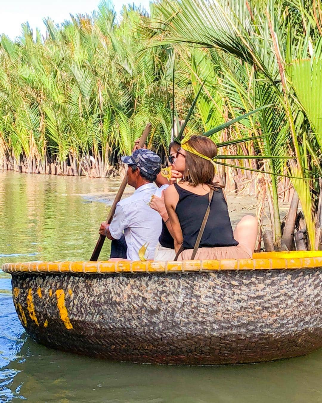 吉田夏海さんのインスタグラム写真 - (吉田夏海Instagram)「📍Vietnam,Mekong River 🇻🇳 . ホーチミンからサイゴンまで約2時間くらい車で走らせてやっと到着したメコン川クルーズ🤗✨ . 船で移動してこのボートに乗ってクルーズをしました🚣‍♂️💨 . おじちゃんがくるくる高速回転してくれたり、ボートを漕ぎながらバナナの葉で被り物や指輪を作ってくれてテンション上がったなぁ🤣💭❣️ . 小物があるだけで一気に雰囲気出るし映えるよね🌿☺️💚 . 楽しかったなぁ😍 . @mytrip_stw  #Vietnam #mekongriver  #trip #travel」3月19日 20時08分 - natsumiiiiiiiiiii