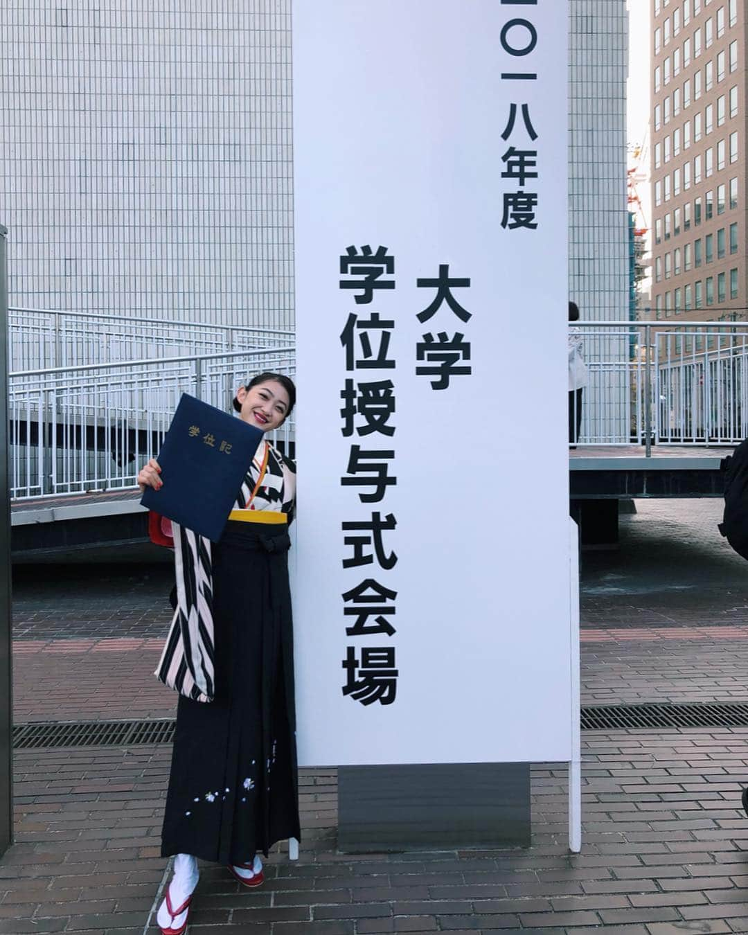 田辺かほさんのインスタグラム写真 - (田辺かほInstagram)「大学の卒業式でした🎓🌸 まずは4年間大学に通わせてくれて、どんな時も自分のやりたいことをやらせてくれたお父さん、お母さんに感謝で一杯です。  そして、大切にしたい友達に 出会えてほんとに幸せです。 たくさん笑って、たくさん悩んだ、 4年間は絶対忘れないな。 後悔はない！！！ これからも自分の夢に向かって責任を持って頑張ってこうと改めて思った🔥  そして今年卒業する皆様もおめでとうございます㊗️ 皆様の新たな門出を祈って、、😌 たくさんのおめでとうありがとうございます😭 . ヘアメイクは @six_miho さん この日のためにヘアのアクセサリーも手作りで用意してくれて、いつもいつも感謝しかない😭 振袖は @furisodemode さん 成人式のときもお世話なって、卒業式まで素敵な振袖を借りました😭 ありがとうございました☺︎」3月19日 20時20分 - kaho__tanabe