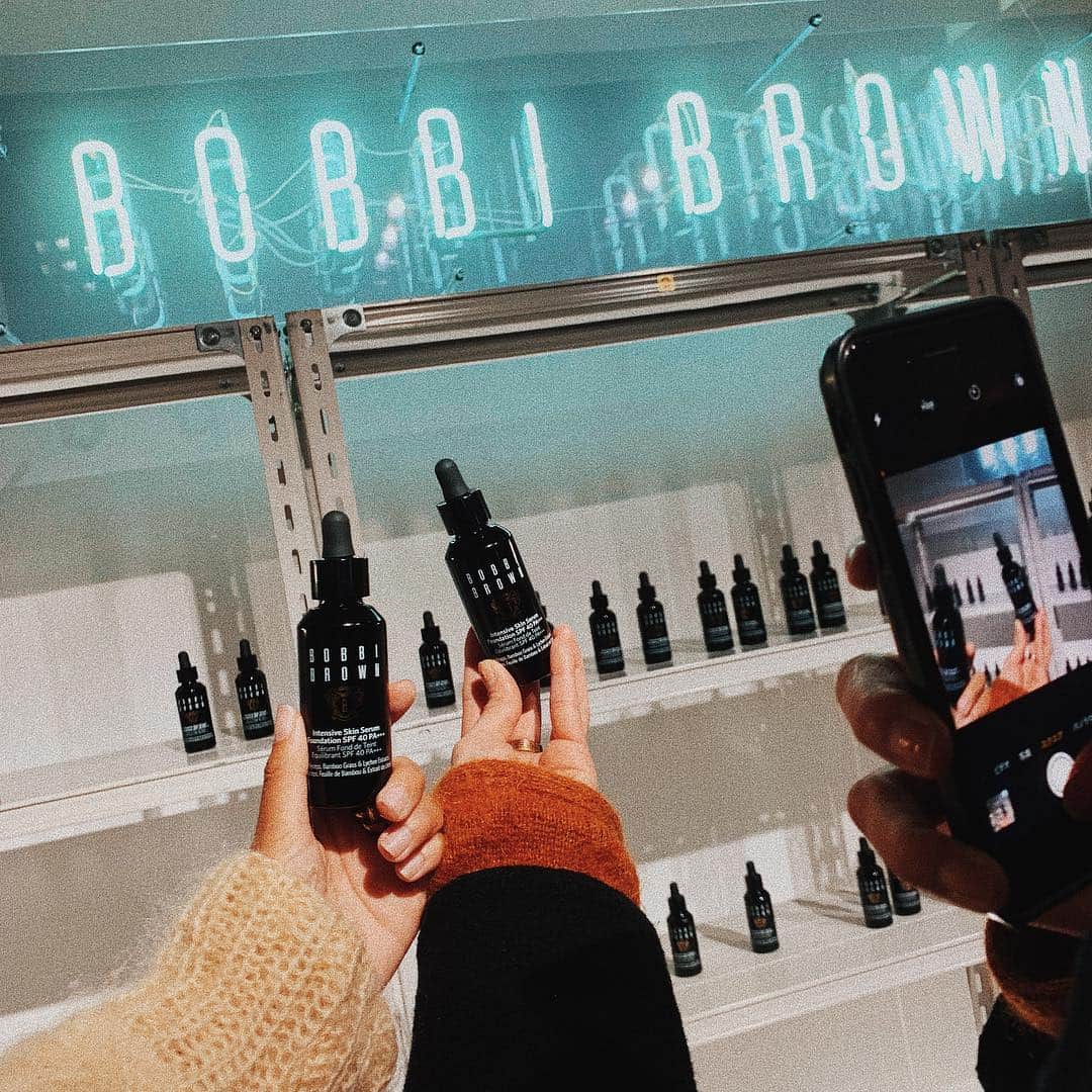 のインスタグラム：「体がすでにまっ黒に日焼けしてしまったので、新しくファンデーションを調達💞ラテ肌カラーにぴったりな @bobbibrownjapan の美容液ファンデを明日から使ってみます🙋🏽‍♀️✨✨最近ずっとBBだけで、ファンデーション使っていなかったので、楽しみだな〜！！ . #bobbibrown#cosmetics#foundation #美容液ファンデ#ボビイブラウン#pr」