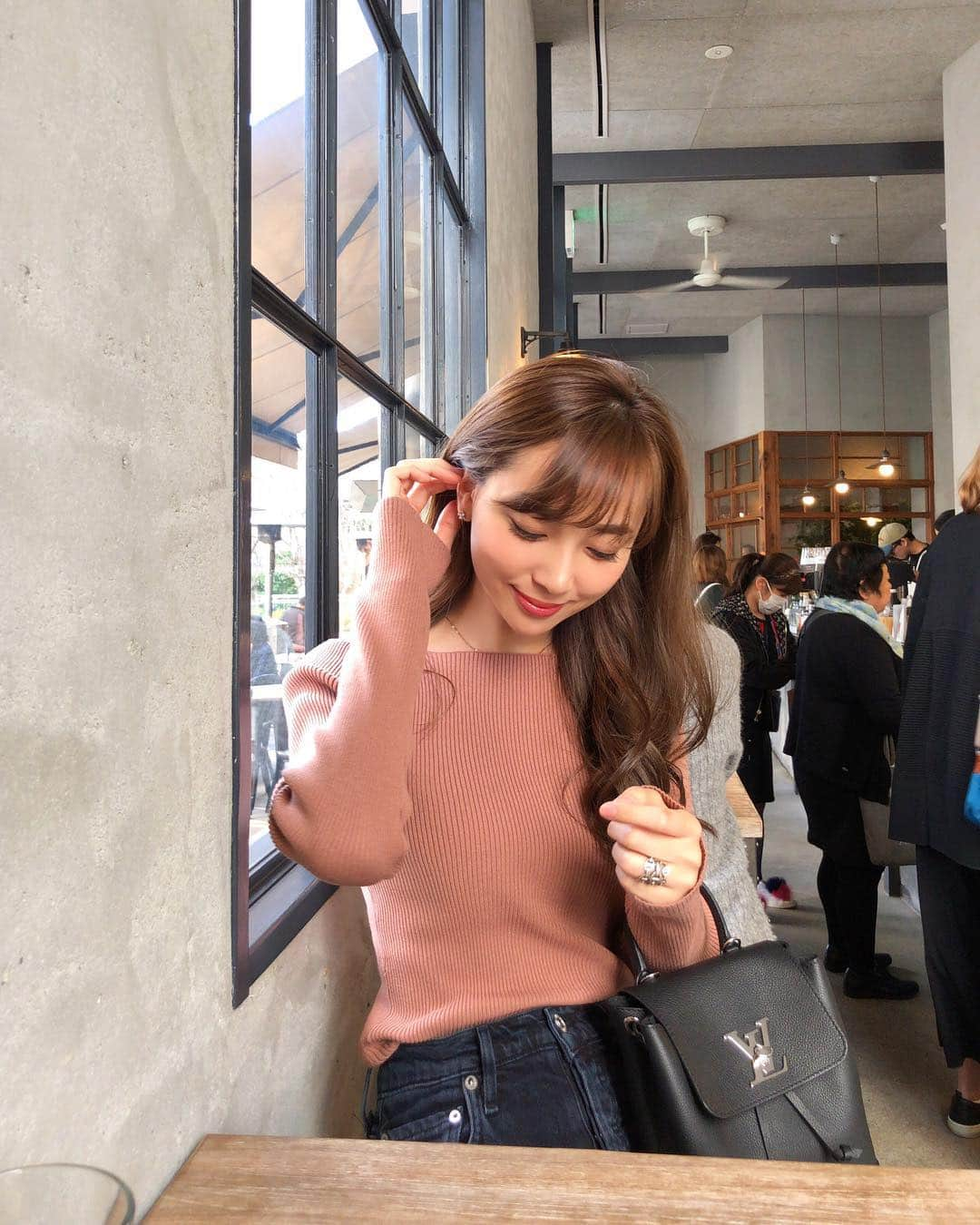 岡部あゆみさんのインスタグラム写真 - (岡部あゆみInstagram)「cafe ☕️🥨 .. 最近はスカルプDのオーガニックシャンプーを使っています♡ 使い始めてから 頭皮の匂いも気にならなくなったし 髪が根元からふんわり✨ トリートメントには頭皮パックの効果もあるので 時間のある時はパックしながら 優しくマッサージしています♡ 綺麗に髪伸ばしたいな^ ^ @scalpdbeaute #scalpdorganic#pr#cafe#bricolagebreadandco#スカルプDオーガニック#アンファー #髪伸ばし中#カフェ」3月19日 20時11分 - ayumi_okabe