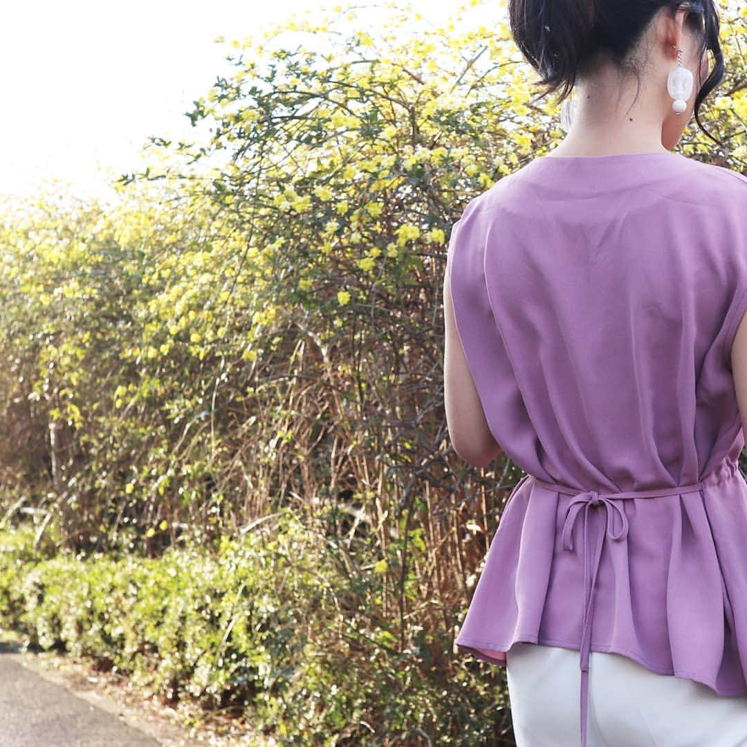 Eri Satoさんのインスタグラム写真 - (Eri SatoInstagram)「lavender×whiteコーデ · @titivatejp の、#マルチwayウエストマークブラウス · ラベンダー色が好きすぎて😂💕 ウエストのシャーリングも細見えするし、前後逆にしても着られるよ🙆 シワになりにくい素材なのも嬉しいな😘 · #ティティベイト #titivatestyle#fashion#ootd#outfit#code#coordinate#style#stylepoint#instafashion#instagood#instalike#ファッション#コーディネート#コーデ#プチプラ#プチプラコーデ#今日の服#今日のコーデ#ママコーデ#パンツコーデ #シンプルコーデ」3月19日 20時20分 - satoeri626