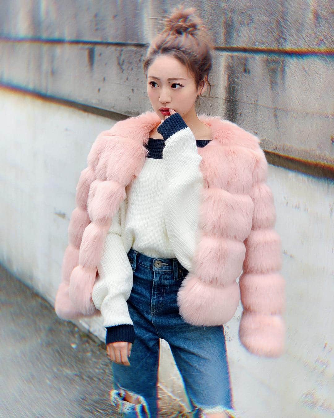 志田友美（ゆうみん）のインスタグラム：「今日もお疲れ様でした❤️ 私は今日も明日も大阪📸✨ あーーご飯もりもり食べまくっちゃったぜーーー あーー明日もがんばろ。笑。 #japanesegirl #ootd #todayscode #outer #furcoats #knit #denimstyle #casualstyle #osaka #instacode #instadaily #instagood 🤝」