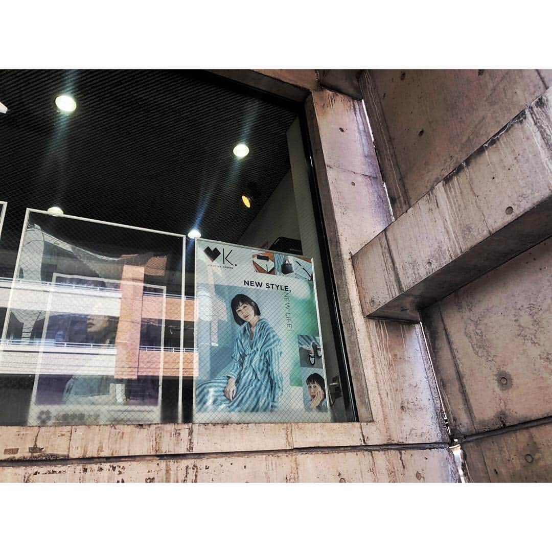 のインスタグラム：「. 今日は札幌の事務所に行ってきた☝️ いつもここにポスター飾ってくれるんだ☺️ オフショット…😉❤️ #吉祥寺 #キラリナ京王吉祥寺」