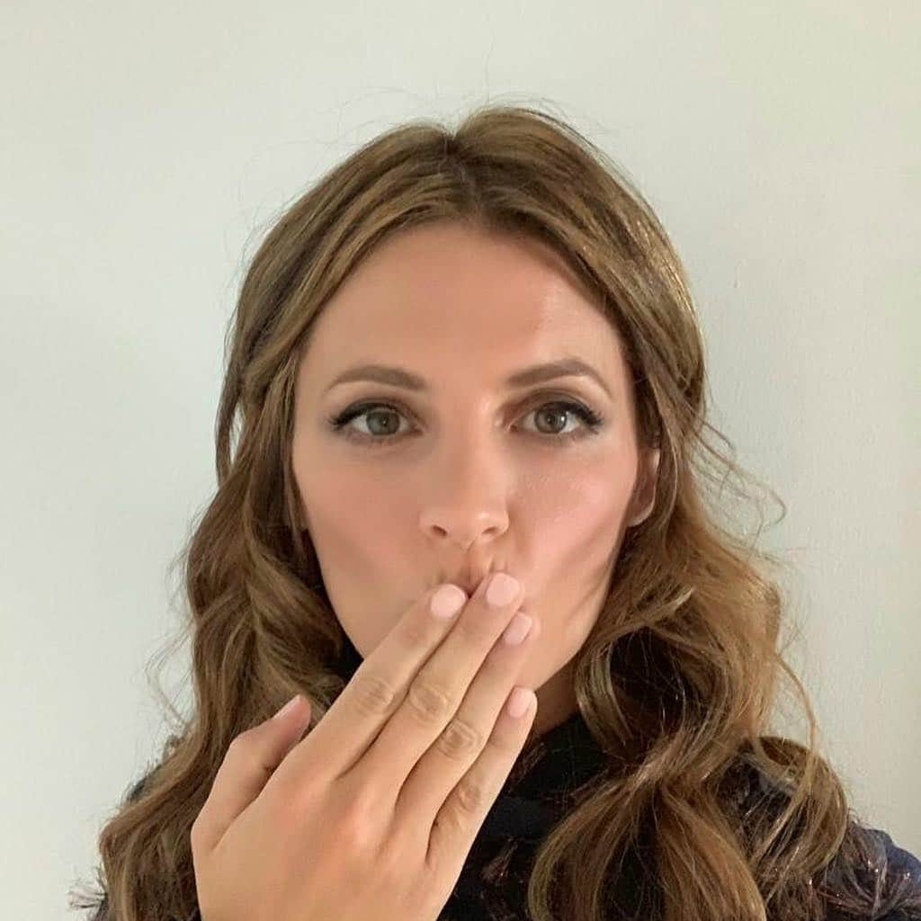 スタナ・カティックさんのインスタグラム写真 - (スタナ・カティックInstagram)「Um grande beijinho, #Portugal. ❤️ Stana 💄: @pedrocedeno1 💇🏻‍♀️: @edwardmorrisonhair」3月19日 20時21分 - drstanakatic