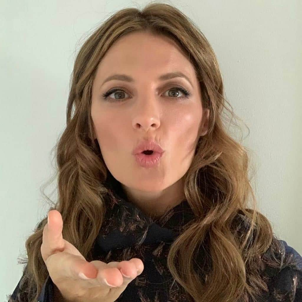 スタナ・カティックさんのインスタグラム写真 - (スタナ・カティックInstagram)「Um grande beijinho, #Portugal. ❤️ Stana 💄: @pedrocedeno1 💇🏻‍♀️: @edwardmorrisonhair」3月19日 20時21分 - drstanakatic