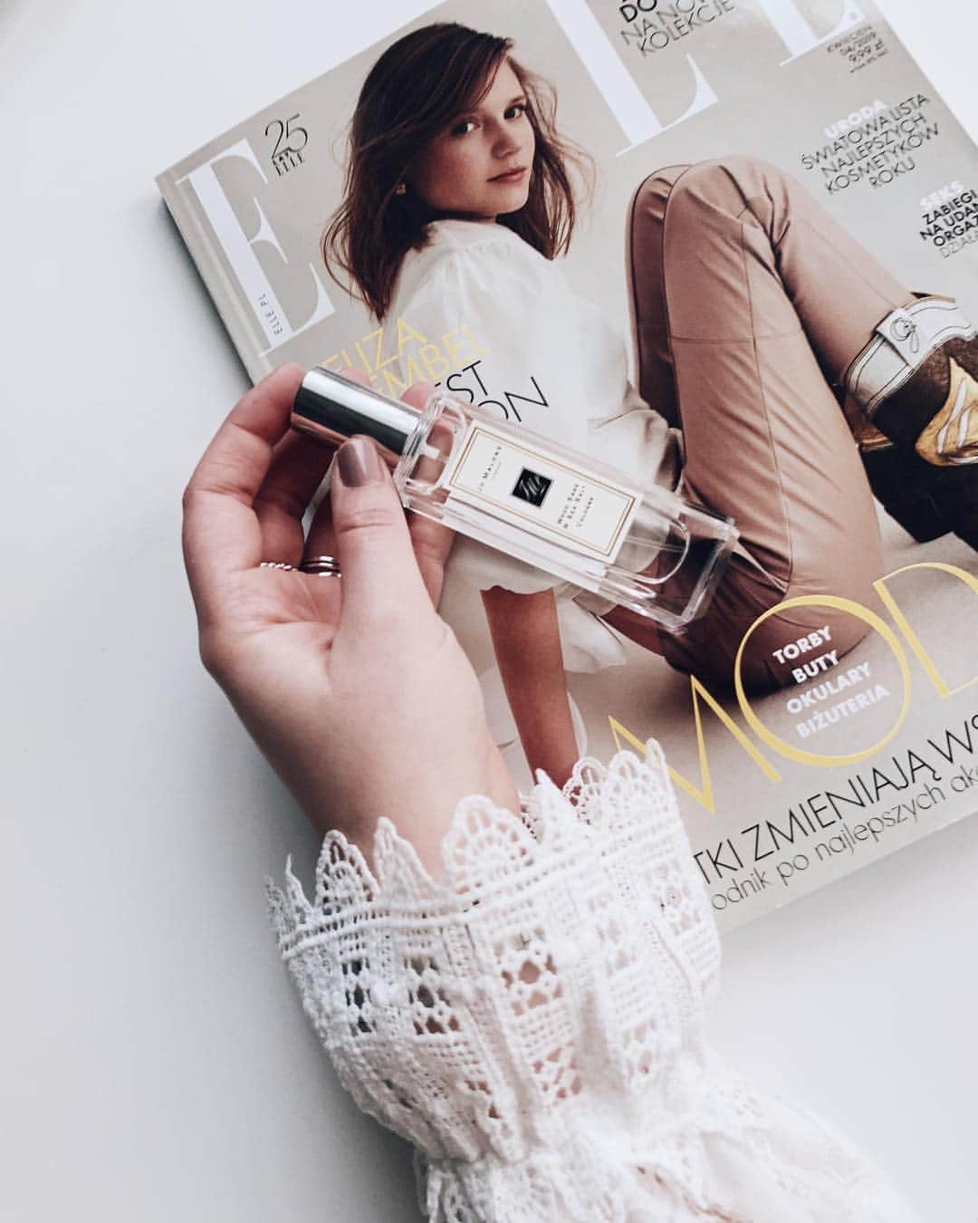 ELLE Polandさんのインスタグラム写真 - (ELLE PolandInstagram)「Widzieliście naszą wyjątkową ofertę prenumeraty? Roczna prenumerata ELLE + woda Cologne Jo Malone London w wyjątkowej cenie 159,90 zł (link do oferty w bio 👆🏻) #elle #ellepl #gift」3月19日 20時29分 - ellepolska