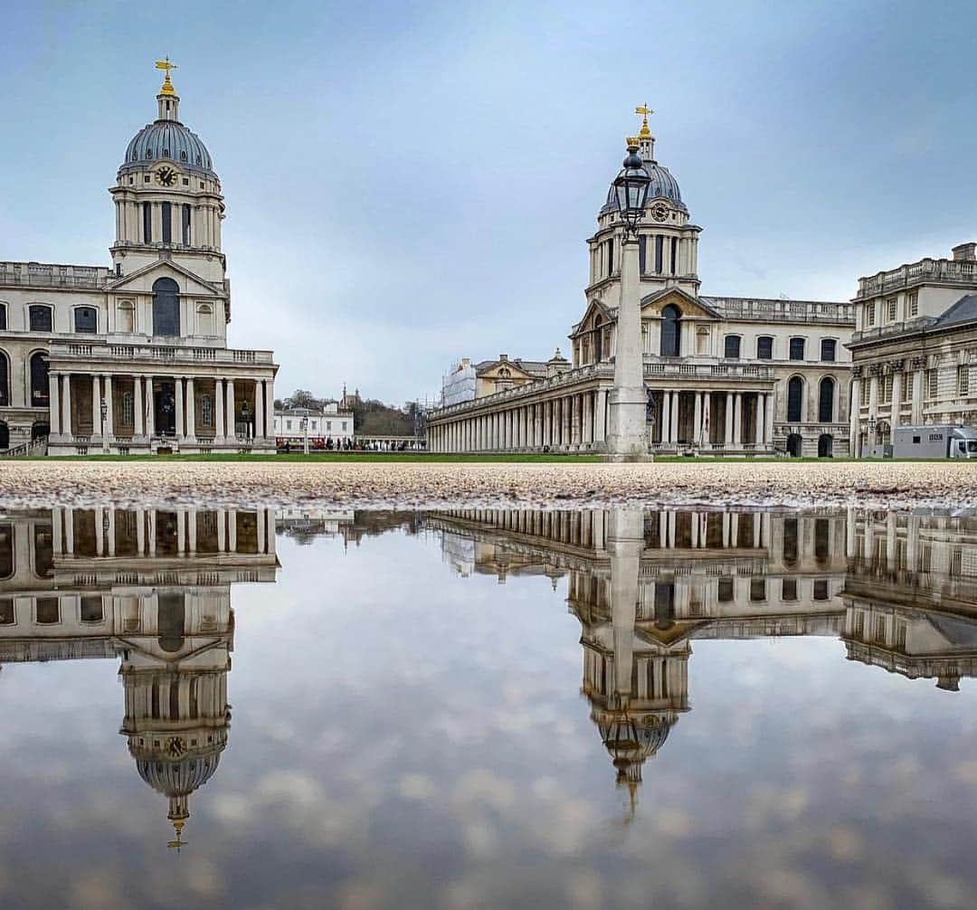 @LONDON | TAG #THISISLONDONさんのインスタグラム写真 - (@LONDON | TAG #THISISLONDONInstagram)「The beautiful Old Royal Naval College In #Grewnwich snapped as a #puddlegram by @sarahjanefouracres 😍😍 // #thisislondon #oldroyalnavalcollege #london」3月19日 20時29分 - london