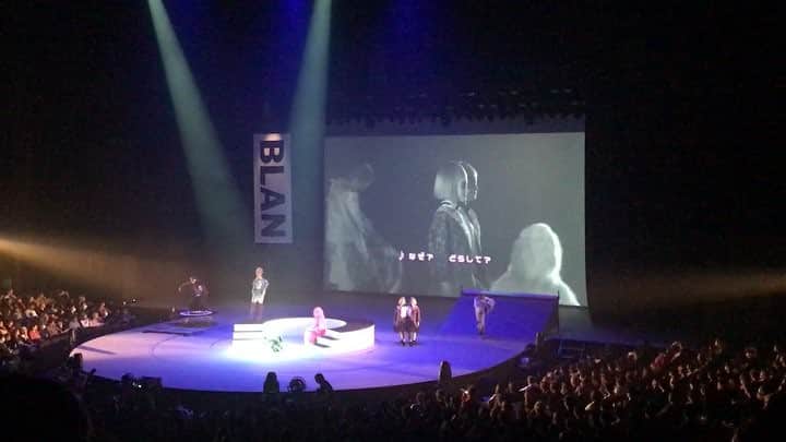 のインスタグラム：「. 本日、横浜アンフィシアターにて行われたhoyuのヘアショーに出演させて頂きました！MIOYAEでシンクロする動きがたくさんだったのでいっぱい練習して本番はたくさんのお客さんの前で、納得のいくイメージにできました☺︎ . #横浜アンフィシアター#プロジェクトC#ヘアショー#hoyu#ホーユー#ヘアサロン#ヘアスタイル#hairsalon #hairshow#BLANCO#twins#twinsmodel#hairmake#hairstyle」