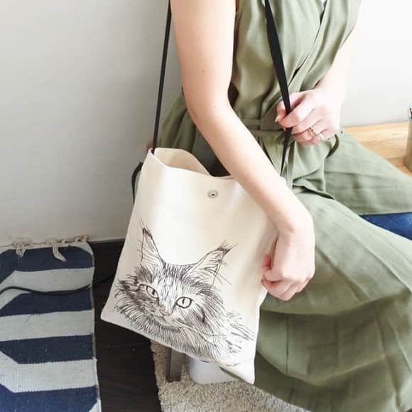 nocotoさんのインスタグラム写真 - (nocotoInstagram)「久しぶりの再入荷！猫刺繍のキャンバストートです。プリントかと思いきや全てが刺繍✨こんなに細かく再現されているなんて驚き！です。  だんだんと温かくなってきて装いも軽く、バッグも新しくしたいですね。  #decorameow #totebag  #cat #catitem」3月19日 20時31分 - nocoto_store