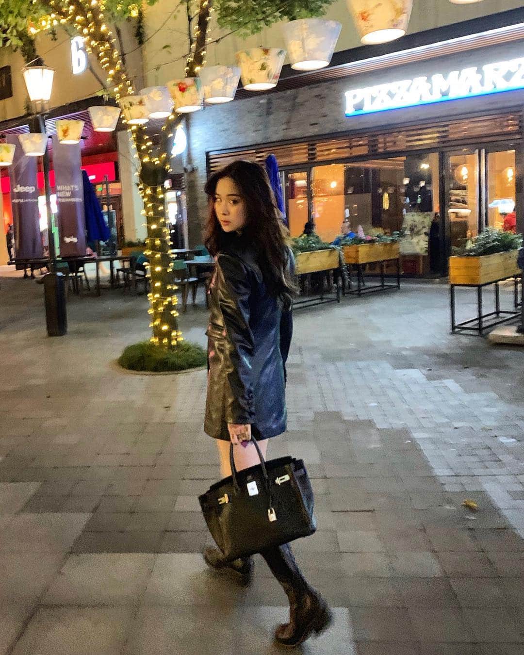 Abby Chenのインスタグラム：「只要超過一天不動沒有工作沒有會議就會像行屍走肉開始懷疑人生 然後瘋狂問助理我是不是生病了🤣workaholic 我真的太愛了！ 好想回台灣看中醫調理我的身體然後好好打這一仗🔥」