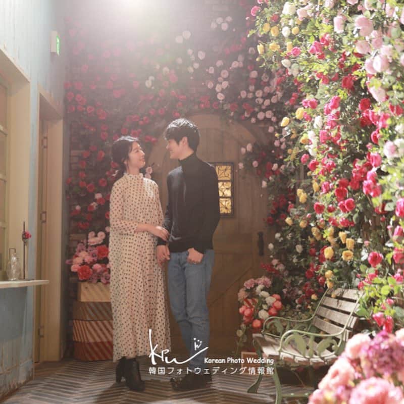 加藤美祐のインスタグラム：「韓国ウェディングフォトの体験のデータを頂きました☺️💭 前撮りを韓国でしたい！！ でもどんなかんじなのかちょっと不安、、みんなどうやって撮影してるのかなぁとインスタとかHPを覗いた時に見つけた無料体験会🙌  スタジオがどんな風なセットなのか写真はどんな雰囲気で進んで行くのか体験できました🥰  豪華なセットがいっぱいで、どれも素敵すぎる！興奮するぅぅ！！！！うれしい！もう、うれしい、、！！ 撮影は韓国のスタジオカメラマンさんが撮ってくれました☺️ 韓国語でポージング指導をしてくださるのだけど、わからないところは 通訳のスタッフさんがいてくれてるので、安心しました😊🌈 本番も同じカメラマンさんがいるスタジオに決めたので、和気あいあいできるのをすごく楽しみにしています🥰！！ 相談したのは ＠kpw.johokan  撮影体験会をしたのは @studio_luminous_tokyo  です🙆‍♀️✨✨ #韓国フォト体感イベント #韓国フォトイベント #韓国ウェディングフォト  #韓国ウェディング撮影  #ルミナス東京  #前撮り #前撮り体験 #プレ花嫁 #レポ #weddingphotography  #love」