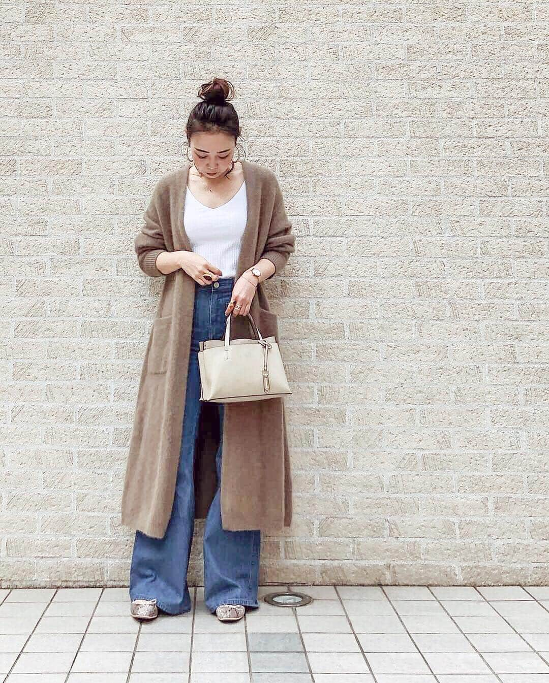 nanaさんのインスタグラム写真 - (nanaInstagram)「ㅤ ㅤ 2019.3.19 Tue #nanacoordinate 𓇼 ななコ 🐼ㅤ ㅤ ㅤ denim 𓇬 beige 𓇼𓃟 blogに詳しく書きます✎*。 ━━━━━☞blogへはtopからﾄﾍﾞﾏｽ𓅩𓂃 ㅤㅤ ㅤ ㅤ ｶｰﾃﾞだけで出かけられるのｳﾚｼｲﾅ𓆸*ﾟ 花粉ｽﾝｺﾞｲけど𓇣𓇣𓇣 ㅤ ㅤ ふわふわﾛﾝｸﾞｶｰﾃﾞにﾀﾝｸにﾃﾞﾆﾑのゆるっとｺｰﾃﾞに bagは @lowellthings のん𓂅 このくすみﾍﾞｰｼﾞｭがｶﾜｲｲ❤︎ それに大きさも程よくｺﾝﾊﾟｸﾄ、 ﾀﾞｹﾄﾞたくさん入るのが良き𓋜 ㅤ 今 @abahouse_online_ladies で point10% ᵃⁿᵈ ￥1,000ｸｰﾎﾟﾝ𓀤𓀤  ㅤ ㅤ ちなみにｶｰﾃﾞの中は#上下ユニクロ部 𓅓 #ワイドリブブラタンクトップ は2色買い𓂬𓂬. ｺﾚ、ﾒﾁｬｸﾁｬ体のﾗｲﾝ綺麗に見える𓁿*ﾟ ﾃﾞﾆﾑはお気に入りの#ベルボトムジーンズ 𓂅 脚長効果ﾊﾞﾂｸﾞﾝ𓃀𓃀 ㅤ ㅤ ㅤ 今日はﾈｲﾙﾁｪﾝｼﾞに𓂣  ㅤ  ㅤ #lowellthings #ロウェルシングス #atstagram_l #atscelta #uniqloginza #uniqlo #atscelta #outfit #fashion #ootd #coordinate #大人カジュアル  #locari mery  #beaustagrammer  #シンプルコーデ #プチプラコーデ  #mineby3mootd #instafashion #fashionblogger #fashionista #데일리록 #코디 #옷스타그램 #멋스타그램 #穿搭 #오오티디  #패션스타그램일상」3月19日 20時35分 - nanapanda517