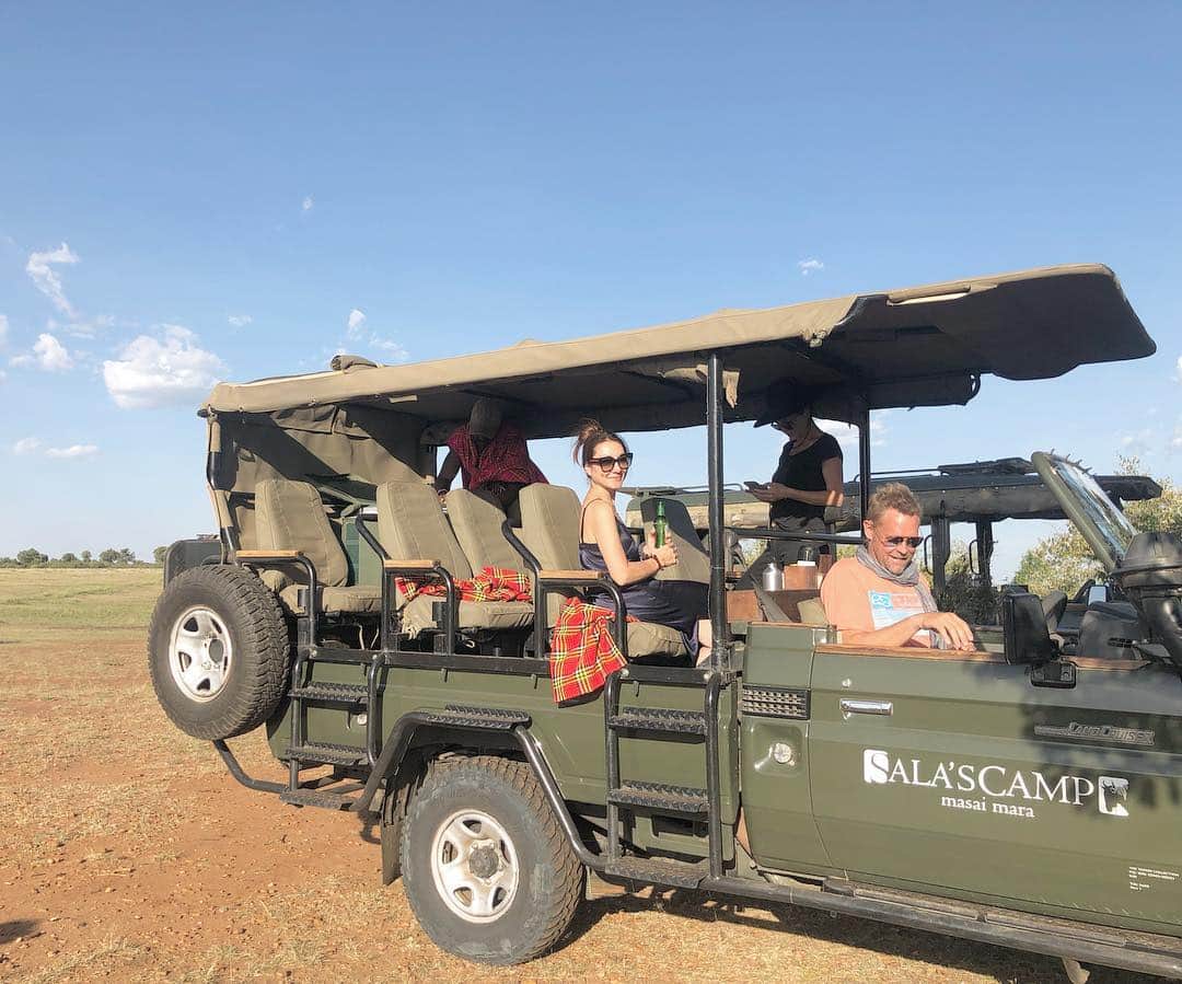 マキ・コニクソンさんのインスタグラム写真 - (マキ・コニクソンInstagram)「We are having so much fun at Masai Mara on Safari!! 🦒🦏🐘 楽し過ぎてたまらんのよ！たぁくさんの野生動物に会えました！🦏🐘🦒🦓 気候も最高だしはるばるケニアまで来て本当に良かった！🇰🇪 photo by Rinka  ナイスな写真サンキュ！😘 #旅のおすそ分け🤙🏼 #masai maraのおすそ分け🇰🇪 #楽しい春休み🤗」3月19日 20時35分 - makikonikson