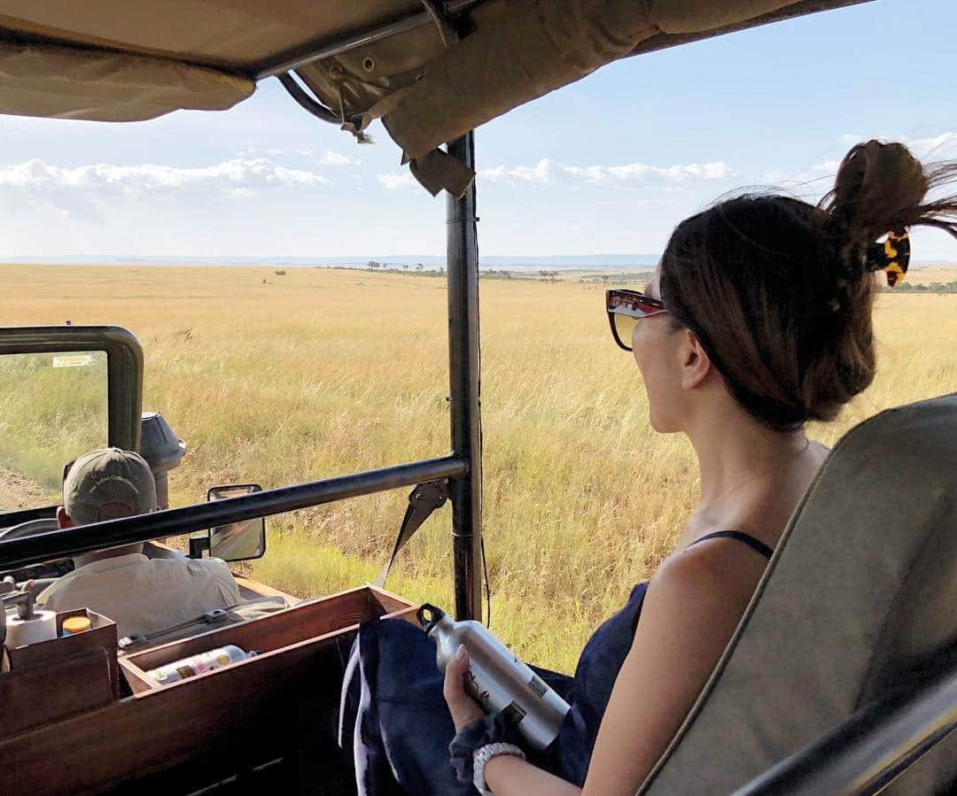 マキ・コニクソンさんのインスタグラム写真 - (マキ・コニクソンInstagram)「We are having so much fun at Masai Mara on Safari!! 🦒🦏🐘 楽し過ぎてたまらんのよ！たぁくさんの野生動物に会えました！🦏🐘🦒🦓 気候も最高だしはるばるケニアまで来て本当に良かった！🇰🇪 photo by Rinka  ナイスな写真サンキュ！😘 #旅のおすそ分け🤙🏼 #masai maraのおすそ分け🇰🇪 #楽しい春休み🤗」3月19日 20時35分 - makikonikson