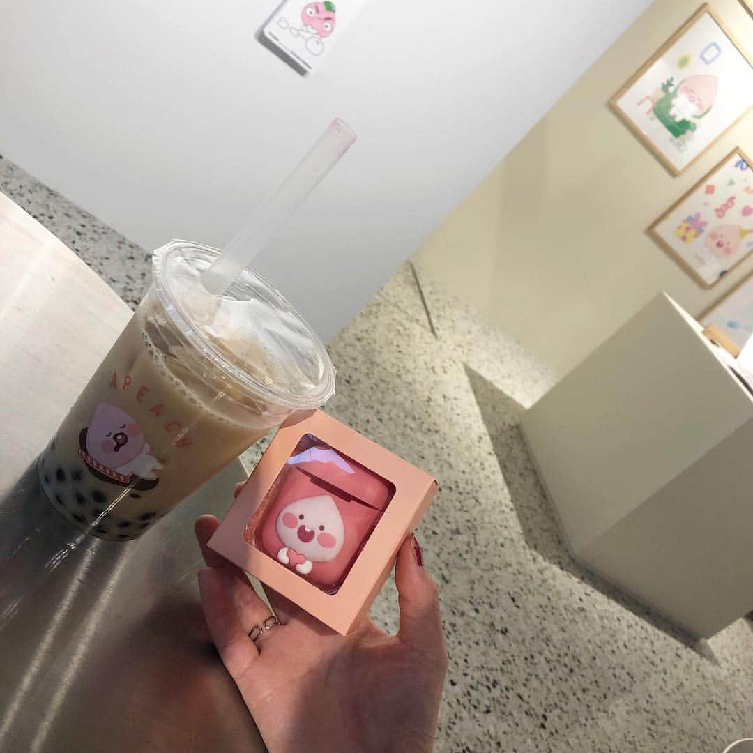 橘二葉さんのインスタグラム写真 - (橘二葉Instagram)「AirPodsのケースゲット🍑🍑 ついでにタピオカも飲んだ🍑🍑 ・ ・ #airpods #airpodsケース #エアポッツ #アピーチグッズ #アピーチ #カカオフレンズ #イヤホン #アピーチカフェ表参道 #タピオカ #ロイヤルミルクティー #タピオカ巡り #タピオカ好き #タグこんなに付けたん初めて 笑」3月19日 20時40分 - futaba_tachibana_tpd