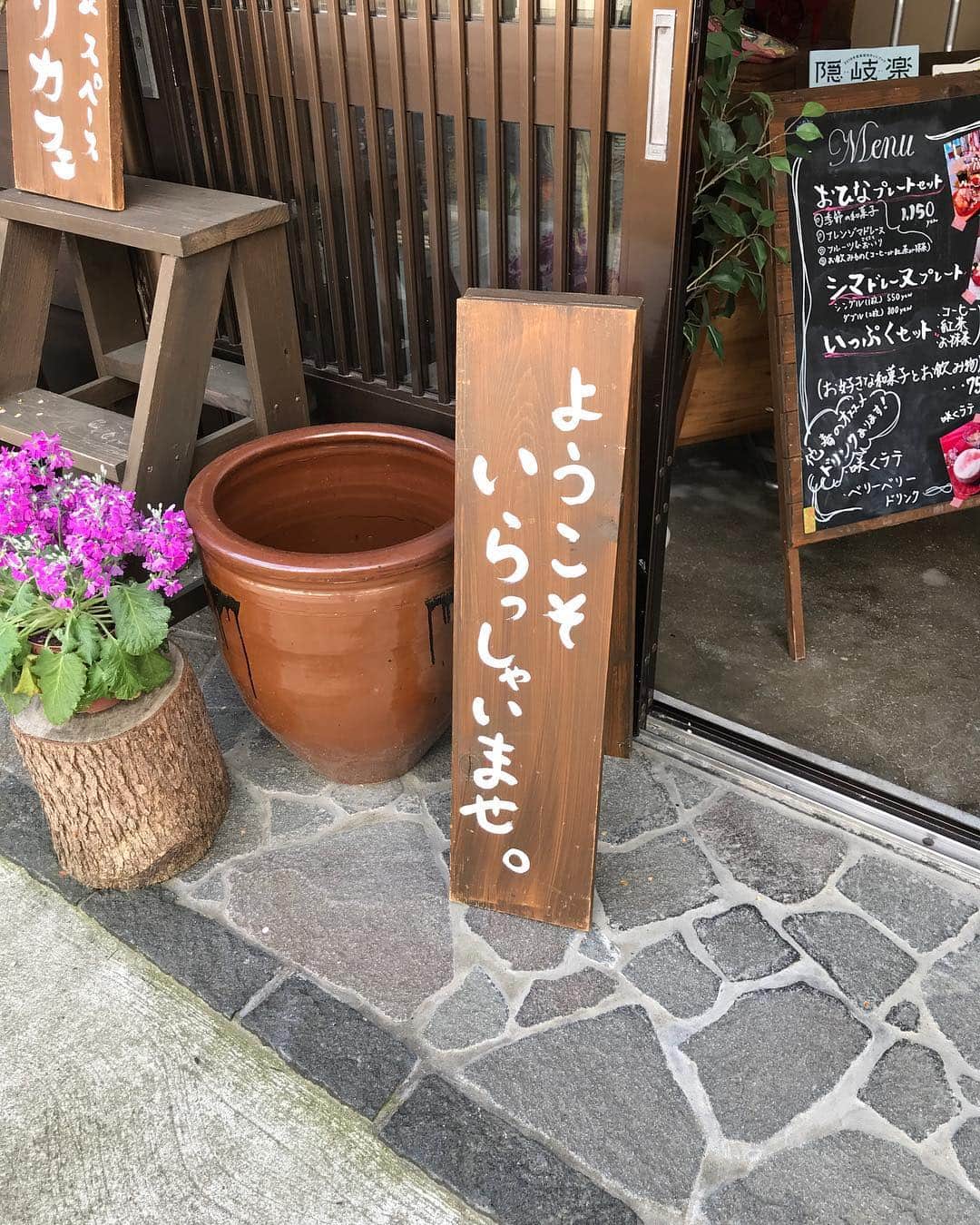 眞木美咲パメラさんのインスタグラム写真 - (眞木美咲パメラInstagram)「Finaly we arrived on the Oki islands in Shimane prefecture !! First we came to this lovely cafe called "Tsukiakari cafe" .🌙 We had matcha and some Japanese sweats.😋 I'm going to take a lot of picture so look fored to it.👍🏻 . . 島根の隠岐の島にきたよ♡ 久しぶりの国内旅行👅 月明かりカフェに行ってきました！ 三月はひな祭りで、お抹茶と桜餅をたべたよ🌸 たくさん写真とろ🤩 . Wir sind jetzt endlich auf den Oki Inseln der Shimane Präfektur angekommen. Zuerst haben wir dieses süße Café namens „Tsukiakari Cafe“ besucht. Wir hatten echten Matcha Tee und Japanische Süßigkeiten. Ich werde über die nächsten Tage viele Fotos machen, also freut euch darauf! . 初めてドイツ語投稿🇩🇪してみます😚 一緒に旅行してる カティ @canudoitcat に翻訳してもらいました🥳 楽しいよ♪ . #okinoshima #japan # #okiisland #japaneseculture #besttravelpics #besttrvellocation #yoroisland #amamiisland #japaneseculture #besttravelpics #besttrvellocation #trip #インバウンドトラベラーズ #famtrip #ドイツ語 #german #likeit」3月19日 20時40分 - pamypamypamy