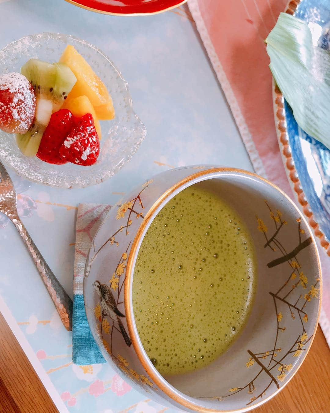 眞木美咲パメラさんのインスタグラム写真 - (眞木美咲パメラInstagram)「Finaly we arrived on the Oki islands in Shimane prefecture !! First we came to this lovely cafe called "Tsukiakari cafe" .🌙 We had matcha and some Japanese sweats.😋 I'm going to take a lot of picture so look fored to it.👍🏻 . . 島根の隠岐の島にきたよ♡ 久しぶりの国内旅行👅 月明かりカフェに行ってきました！ 三月はひな祭りで、お抹茶と桜餅をたべたよ🌸 たくさん写真とろ🤩 . Wir sind jetzt endlich auf den Oki Inseln der Shimane Präfektur angekommen. Zuerst haben wir dieses süße Café namens „Tsukiakari Cafe“ besucht. Wir hatten echten Matcha Tee und Japanische Süßigkeiten. Ich werde über die nächsten Tage viele Fotos machen, also freut euch darauf! . 初めてドイツ語投稿🇩🇪してみます😚 一緒に旅行してる カティ @canudoitcat に翻訳してもらいました🥳 楽しいよ♪ . #okinoshima #japan # #okiisland #japaneseculture #besttravelpics #besttrvellocation #yoroisland #amamiisland #japaneseculture #besttravelpics #besttrvellocation #trip #インバウンドトラベラーズ #famtrip #ドイツ語 #german #likeit」3月19日 20時40分 - pamypamypamy