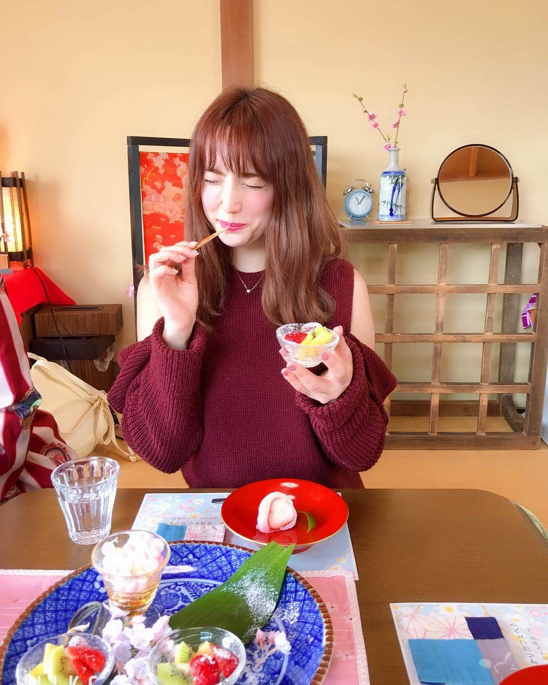 眞木美咲パメラさんのインスタグラム写真 - (眞木美咲パメラInstagram)「Finaly we arrived on the Oki islands in Shimane prefecture !! First we came to this lovely cafe called "Tsukiakari cafe" .🌙 We had matcha and some Japanese sweats.😋 I'm going to take a lot of picture so look fored to it.👍🏻 . . 島根の隠岐の島にきたよ♡ 久しぶりの国内旅行👅 月明かりカフェに行ってきました！ 三月はひな祭りで、お抹茶と桜餅をたべたよ🌸 たくさん写真とろ🤩 . Wir sind jetzt endlich auf den Oki Inseln der Shimane Präfektur angekommen. Zuerst haben wir dieses süße Café namens „Tsukiakari Cafe“ besucht. Wir hatten echten Matcha Tee und Japanische Süßigkeiten. Ich werde über die nächsten Tage viele Fotos machen, also freut euch darauf! . 初めてドイツ語投稿🇩🇪してみます😚 一緒に旅行してる カティ @canudoitcat に翻訳してもらいました🥳 楽しいよ♪ . #okinoshima #japan # #okiisland #japaneseculture #besttravelpics #besttrvellocation #yoroisland #amamiisland #japaneseculture #besttravelpics #besttrvellocation #trip #インバウンドトラベラーズ #famtrip #ドイツ語 #german #likeit」3月19日 20時40分 - pamypamypamy